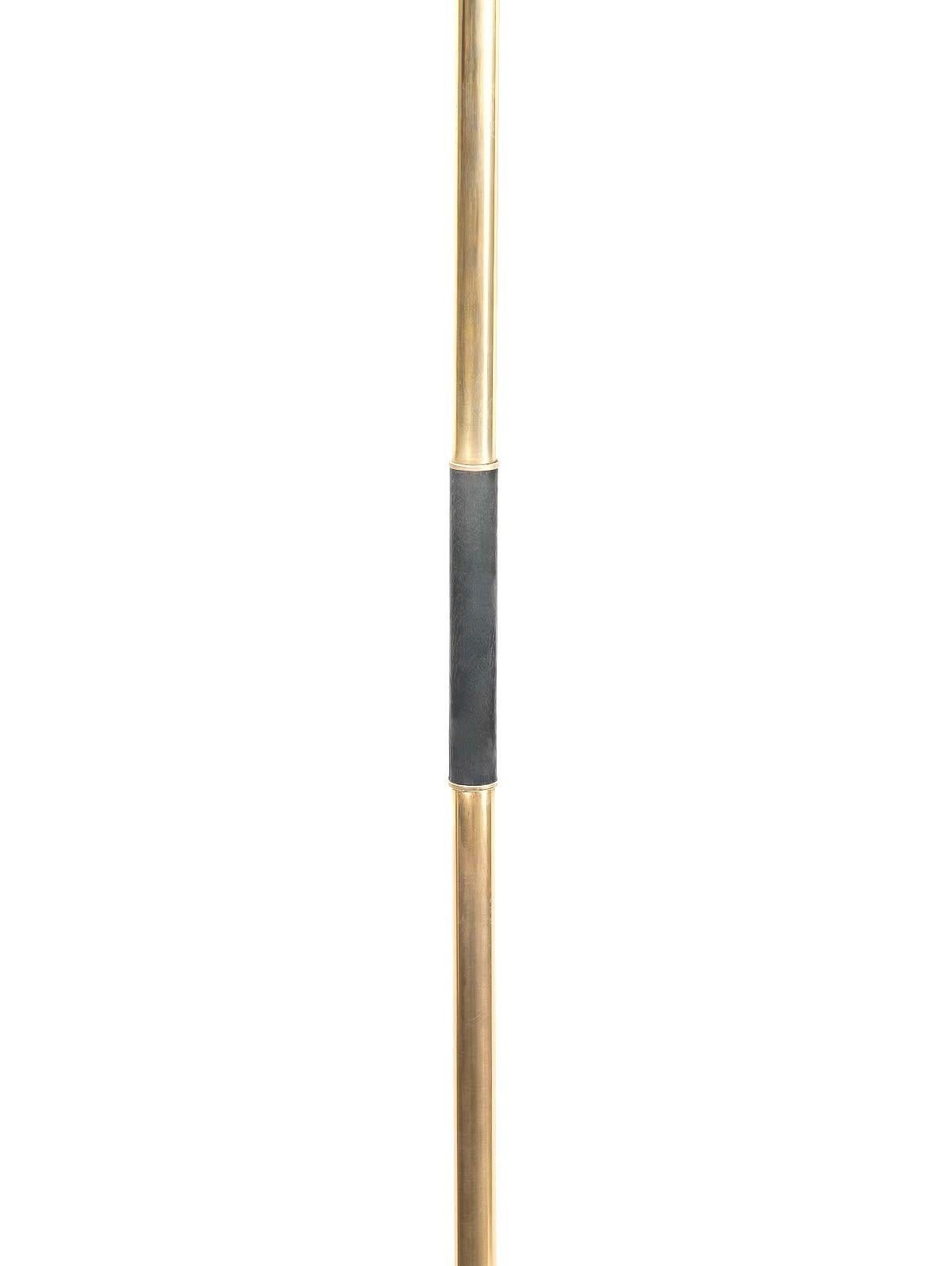 Italiano 1950 Lampada da terra in bronzo e ottone di Stilnovo in vendita