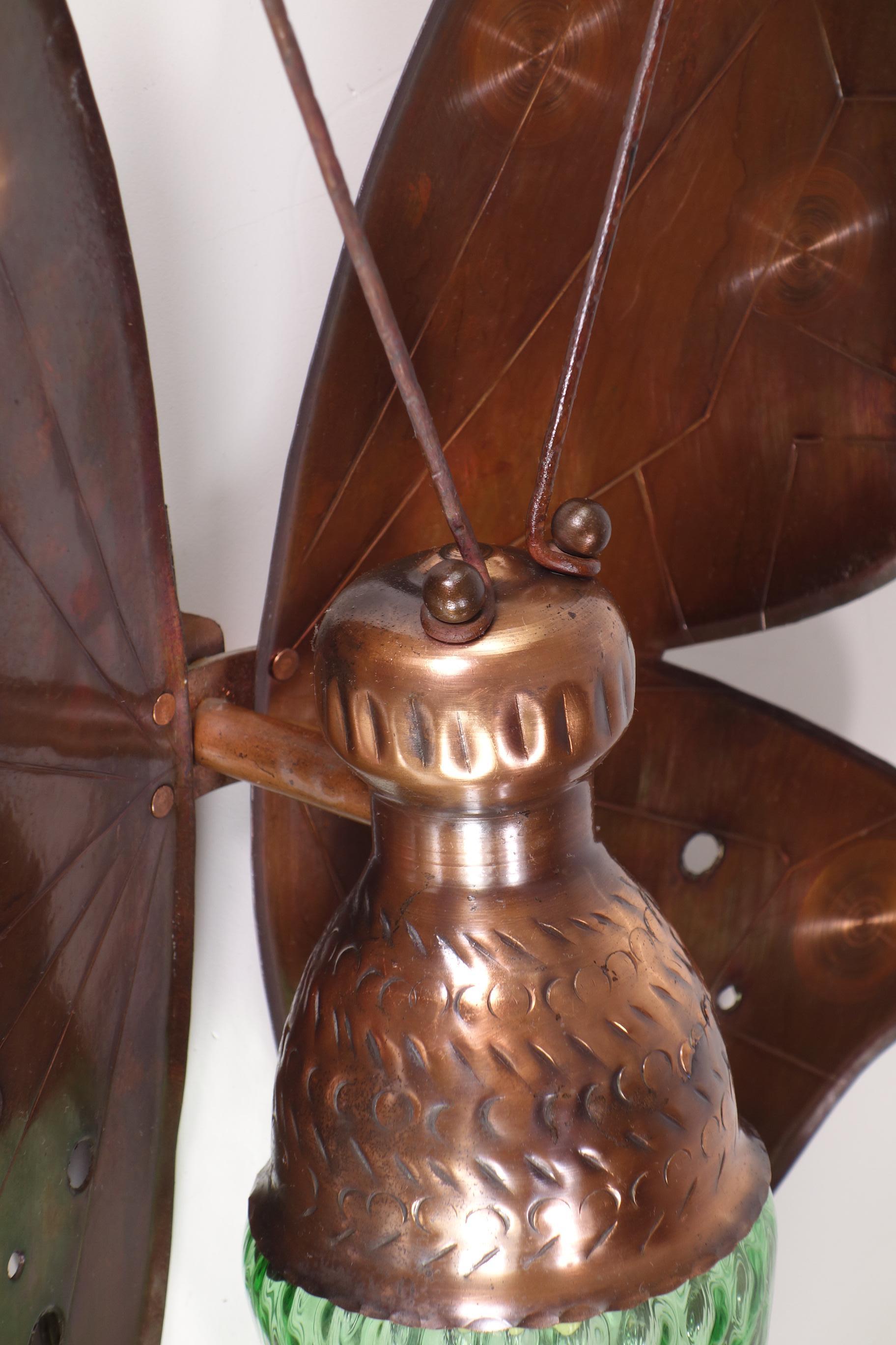 Milieu du XXe siècle Lampe murale papillon italienne du milieu du siècle dernier en cuivre et verre mural, 1950 en vente