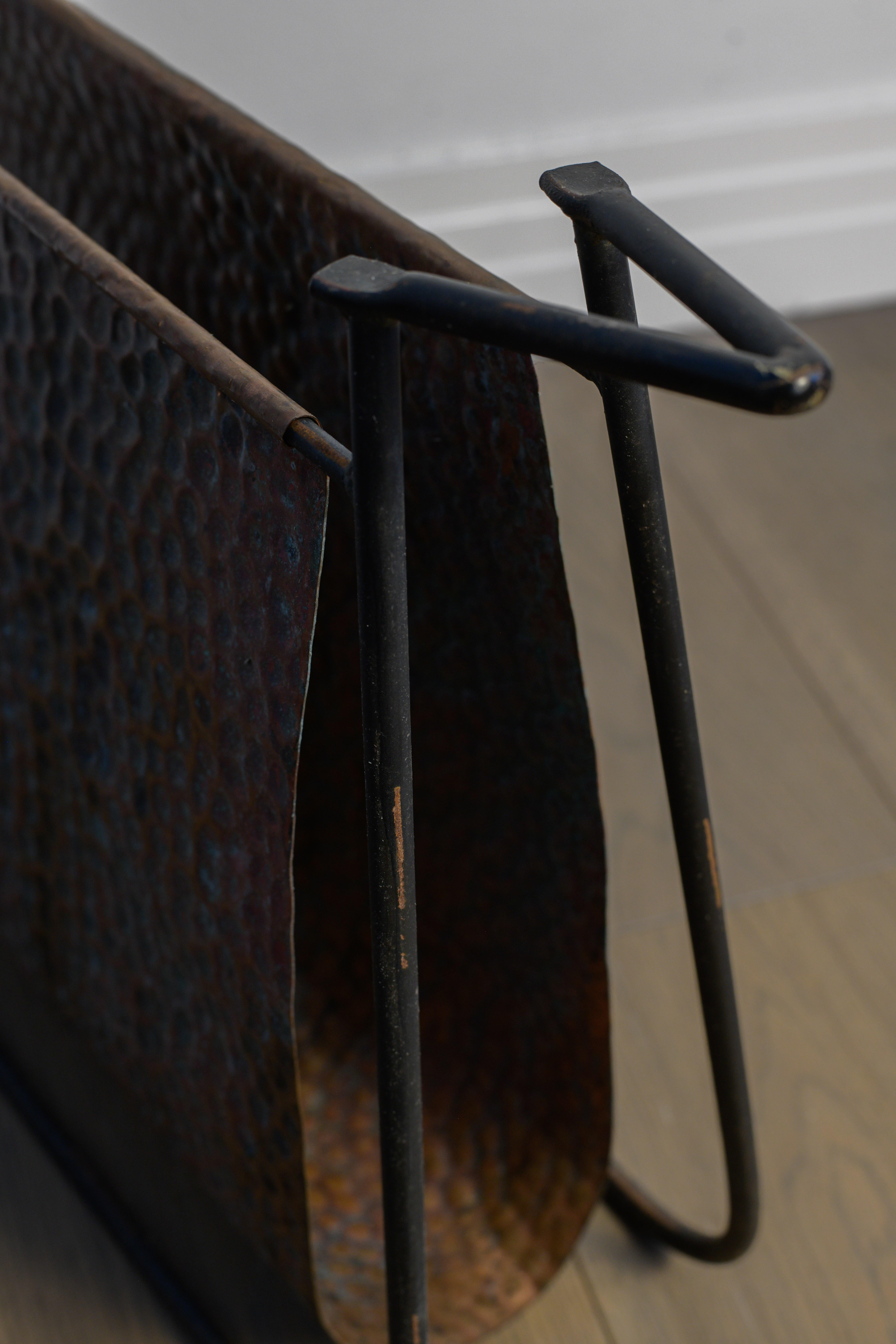 Martelé 1950 Carlo Hauner et Martin Eisler, porte-revues Fabriqué par Forma, Brazil. en vente