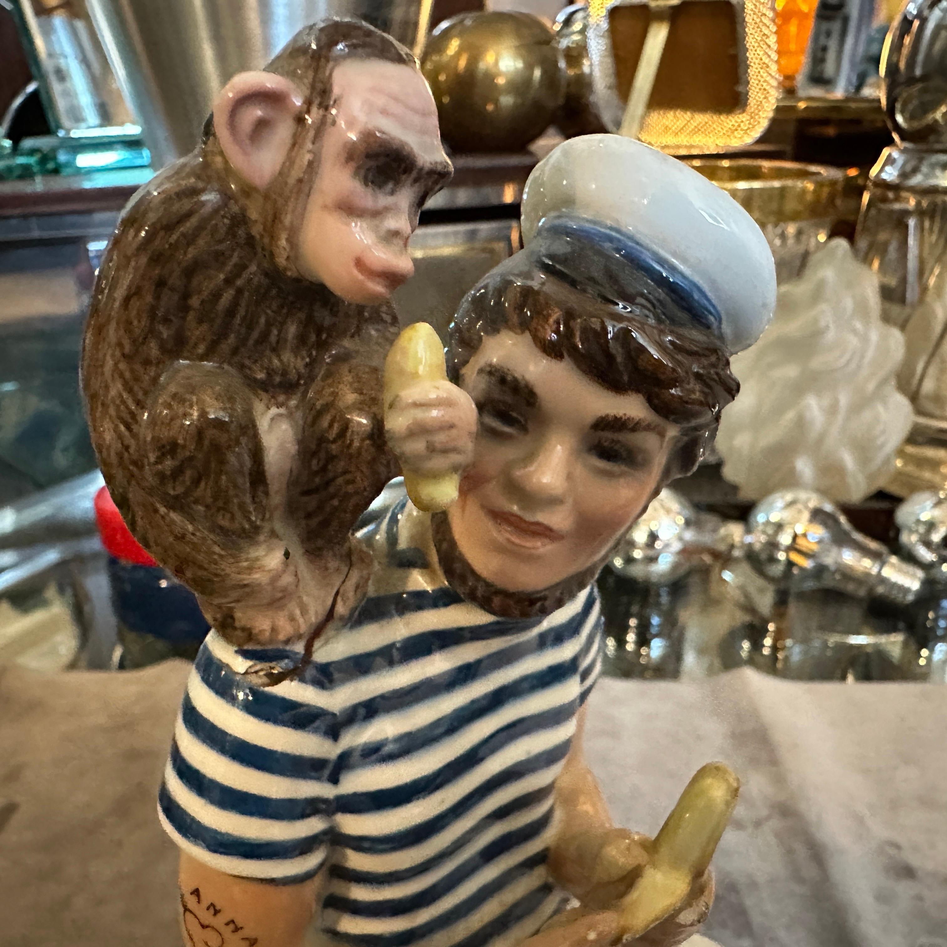 1950 Figure en céramique d'un marin avec un singe par Helen Scavini pour Tanagra en vente 6