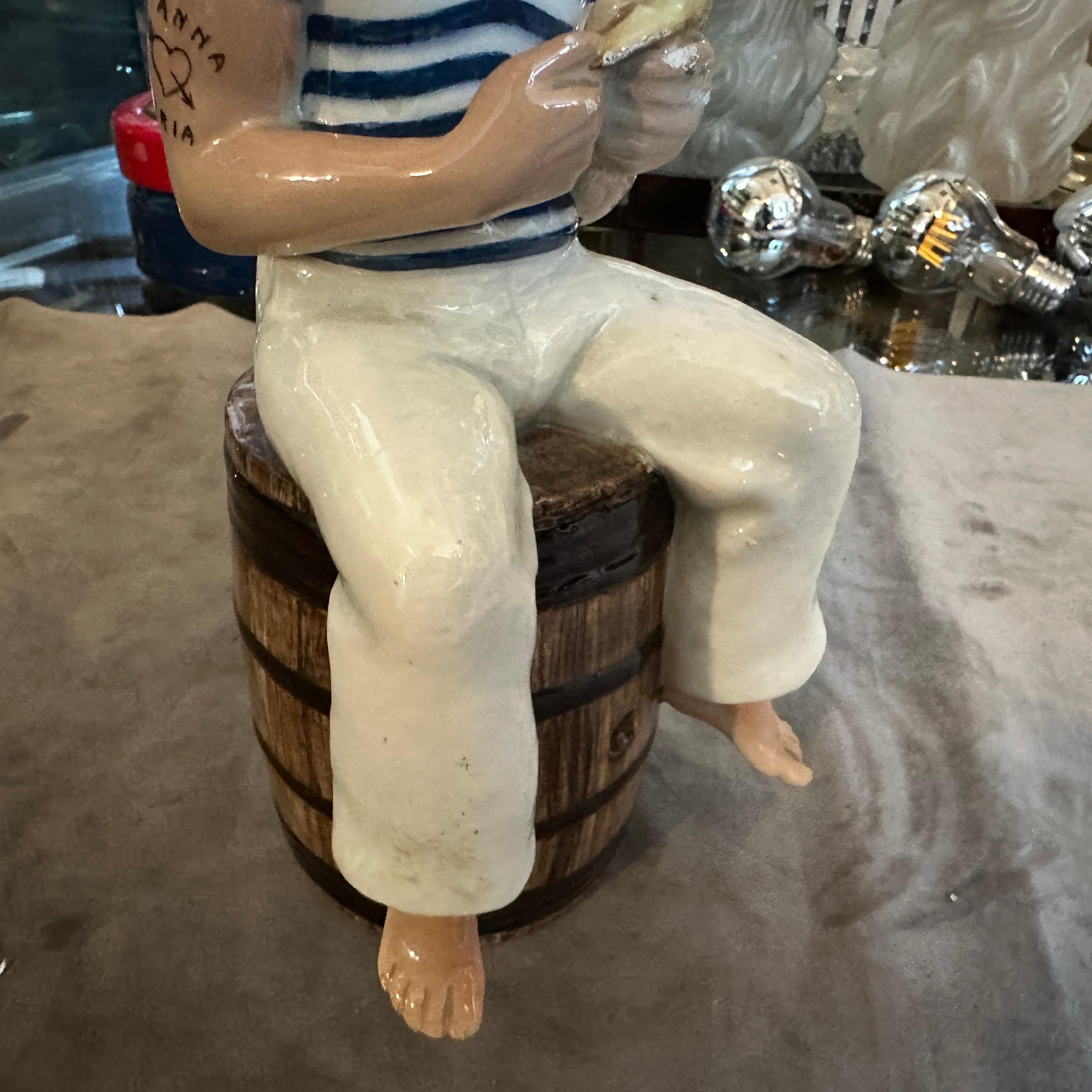 1950 Figure en céramique d'un marin avec un singe par Helen Scavini pour Tanagra en vente 7