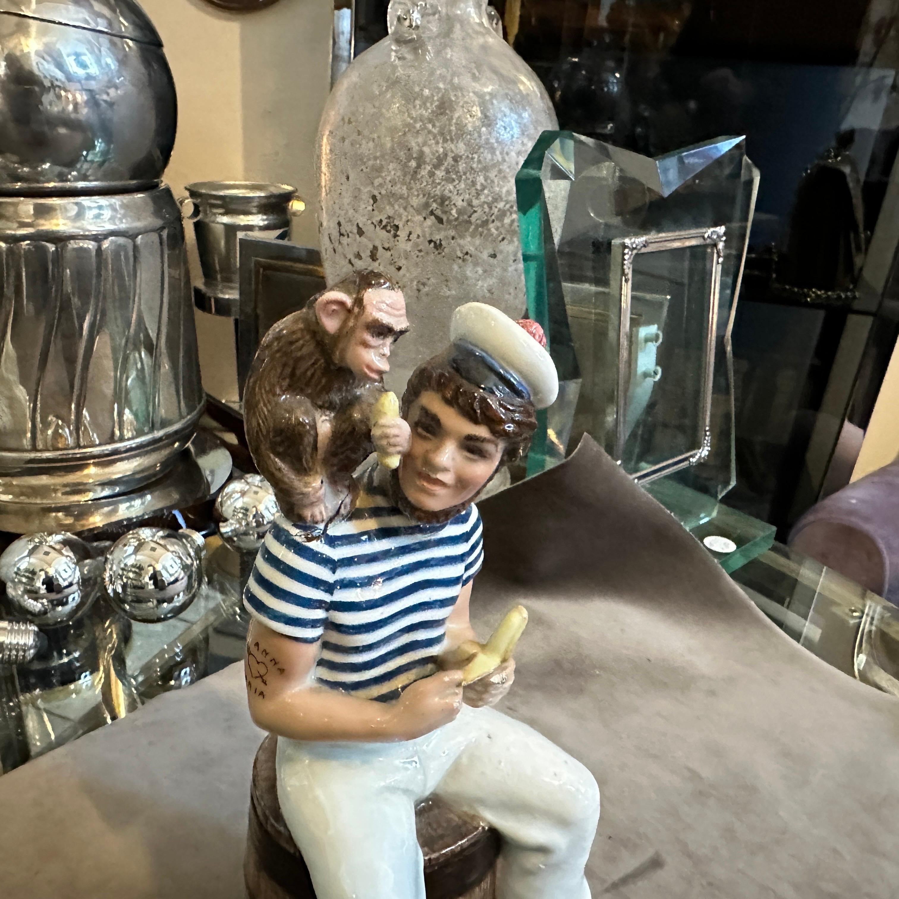 Vintage 1950s Ceramic Figure of a Sailor and a Monkey by Helen König Scavini for Tanagra, Torino
Cette charmante et rare figurine en céramique vintage est une délicieuse création de la célèbre artiste Helen König Scavini pour la société italienne