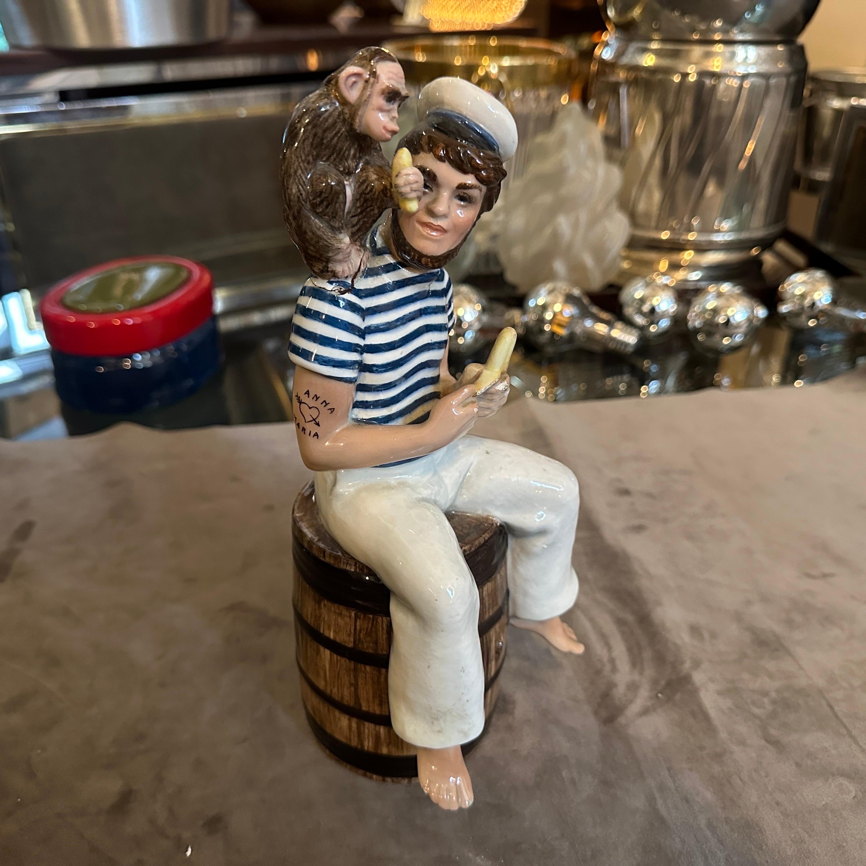 italien 1950 Figure en céramique d'un marin avec un singe par Helen Scavini pour Tanagra en vente