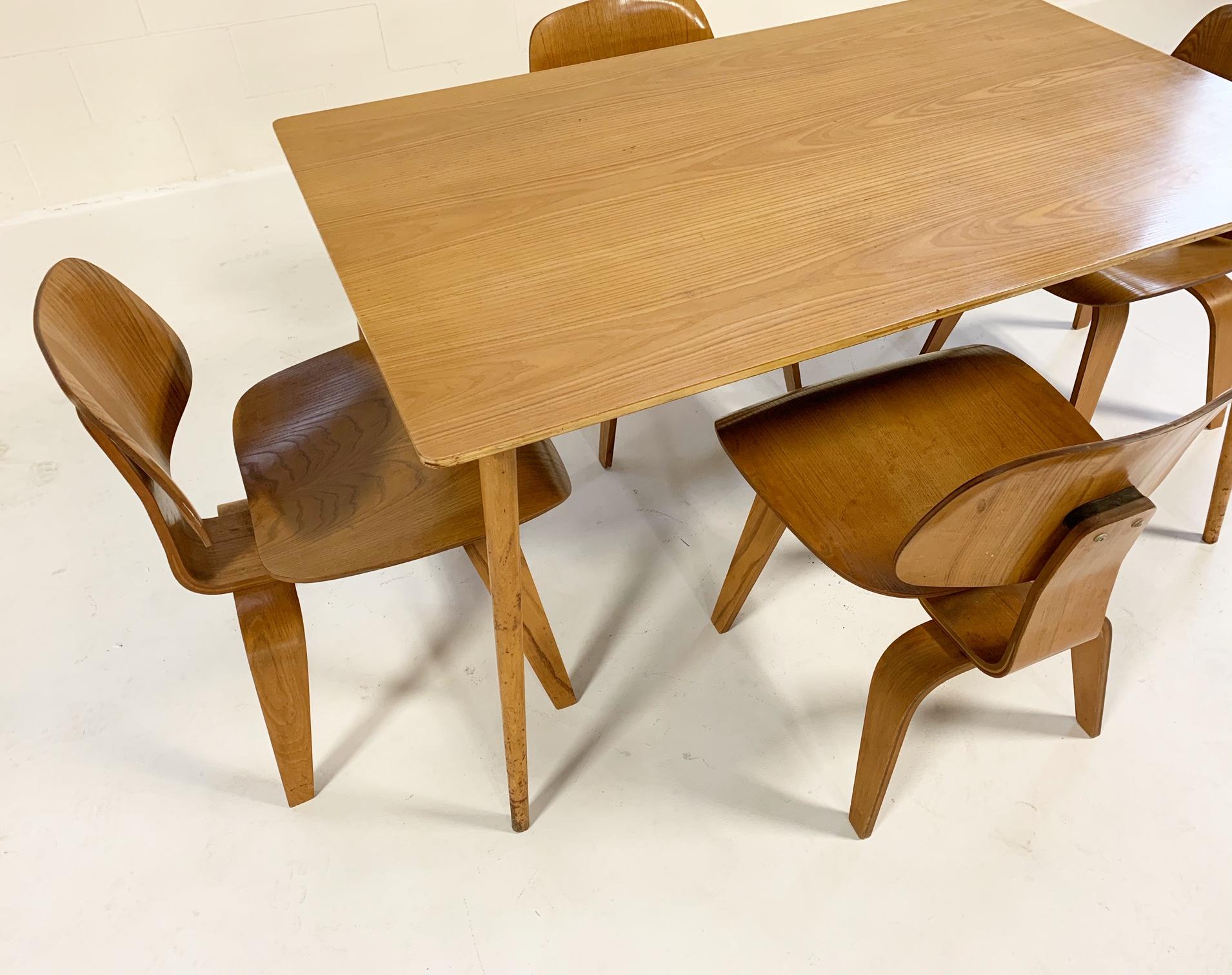 1950 Charles und Ray Eames für Herman Miller DTW-3 Tisch und 4 DCW Stühle (Moderne der Mitte des Jahrhunderts)