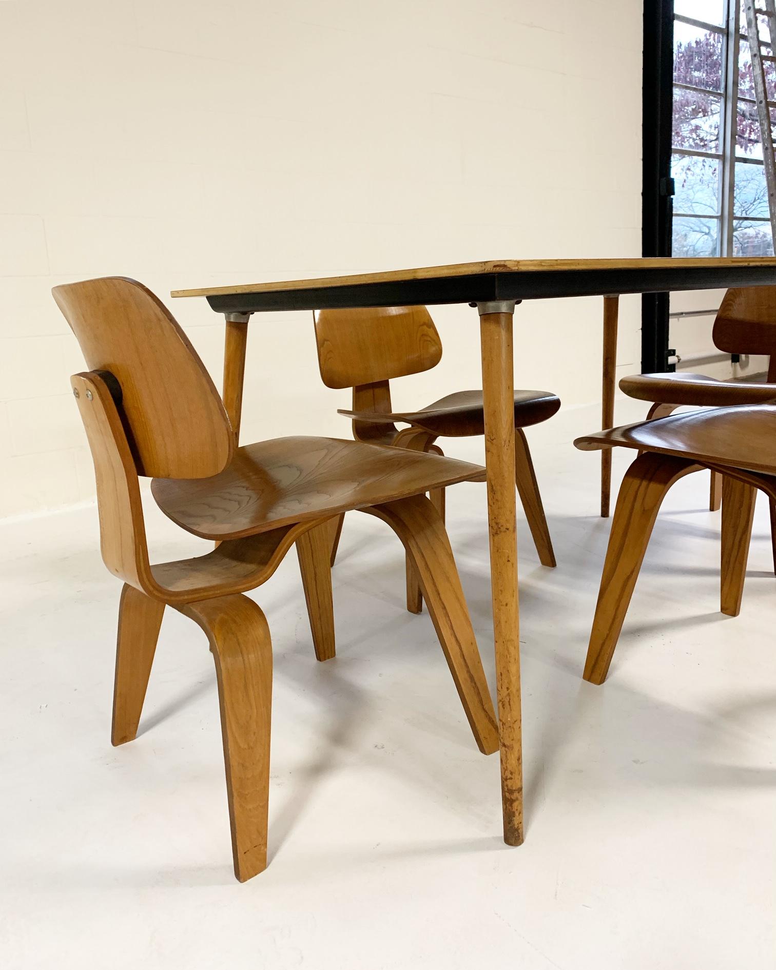1950 Charles und Ray Eames für Herman Miller DTW-3 Tisch und 4 DCW Stühle (amerikanisch)