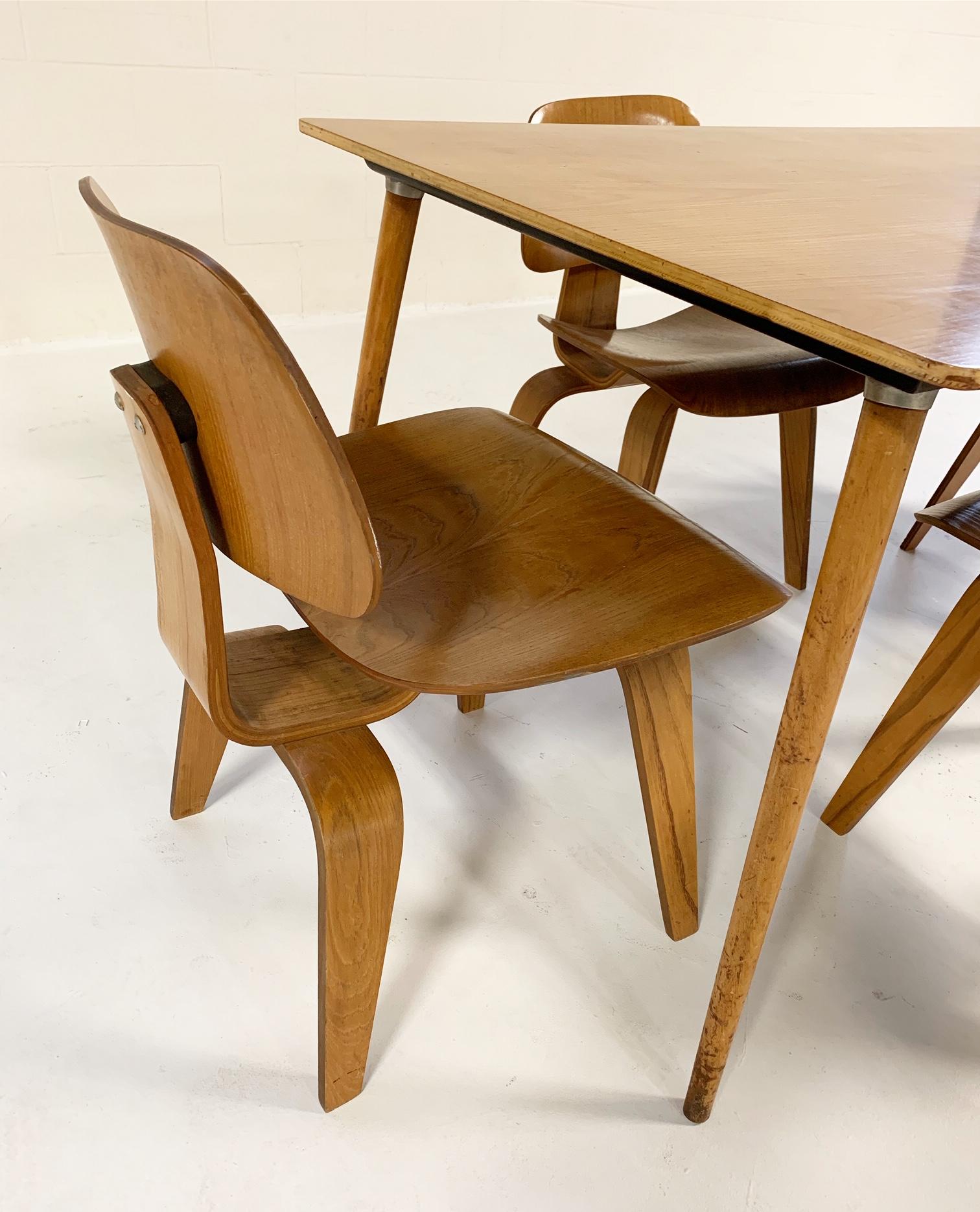 1950 Charles und Ray Eames für Herman Miller DTW-3 Tisch und 4 DCW Stühle im Zustand „Gut“ in SAINT LOUIS, MO