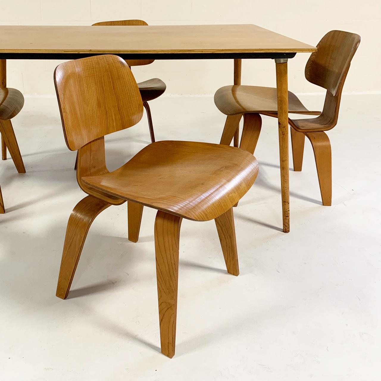 1950 Charles and Ray Eames for Herman Miller DTW-3 Table and Set of 4 DCW Chairs In Good Condition In SAINT LOUIS, MO