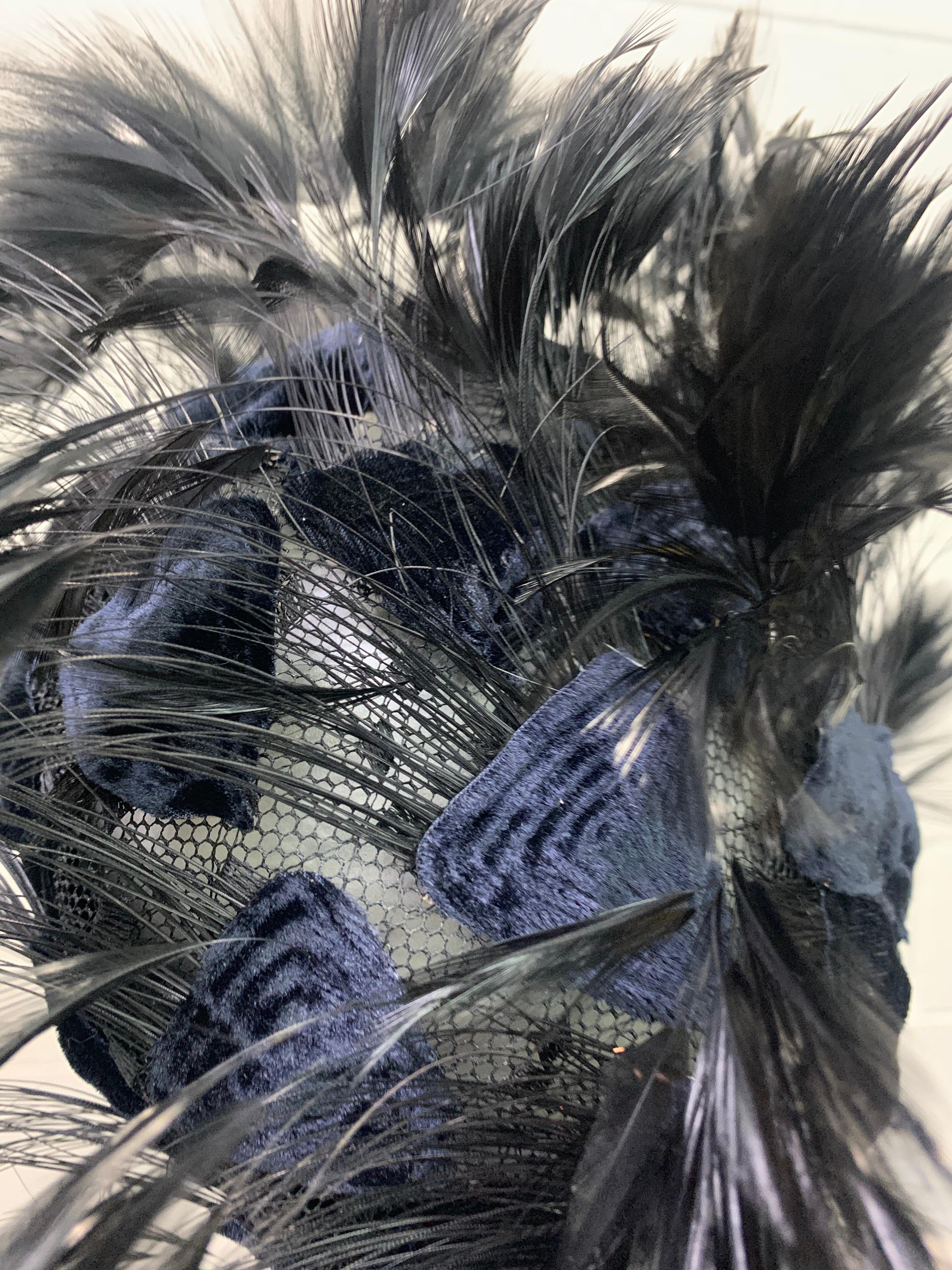 1950 Christian Dior Chapeaux Turbante de plumas negro con detalles de apliques de terciopelo en venta 5