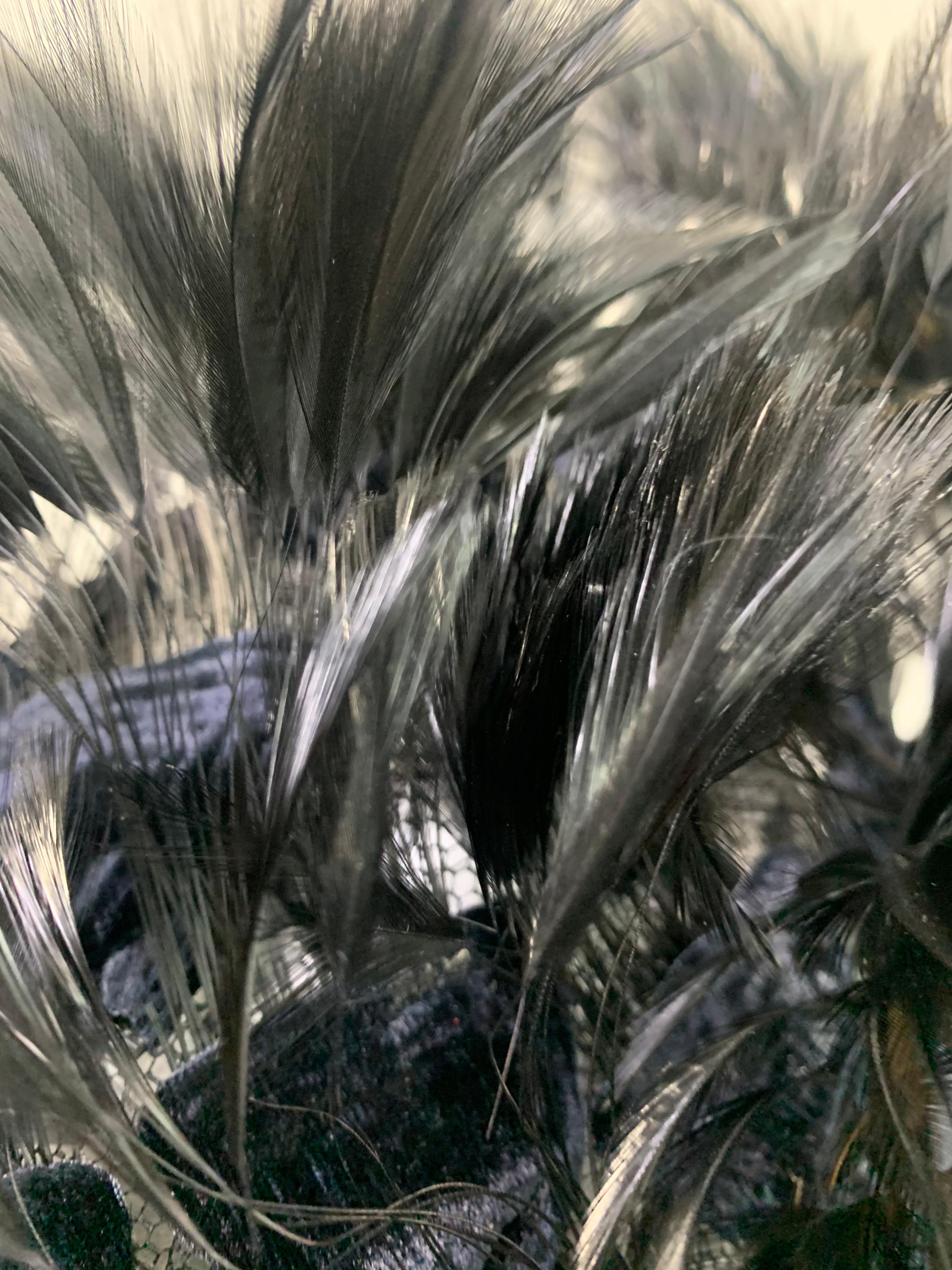 1950 Christian Dior Chapeaux Turbante de plumas negro con detalles de apliques de terciopelo en venta 6
