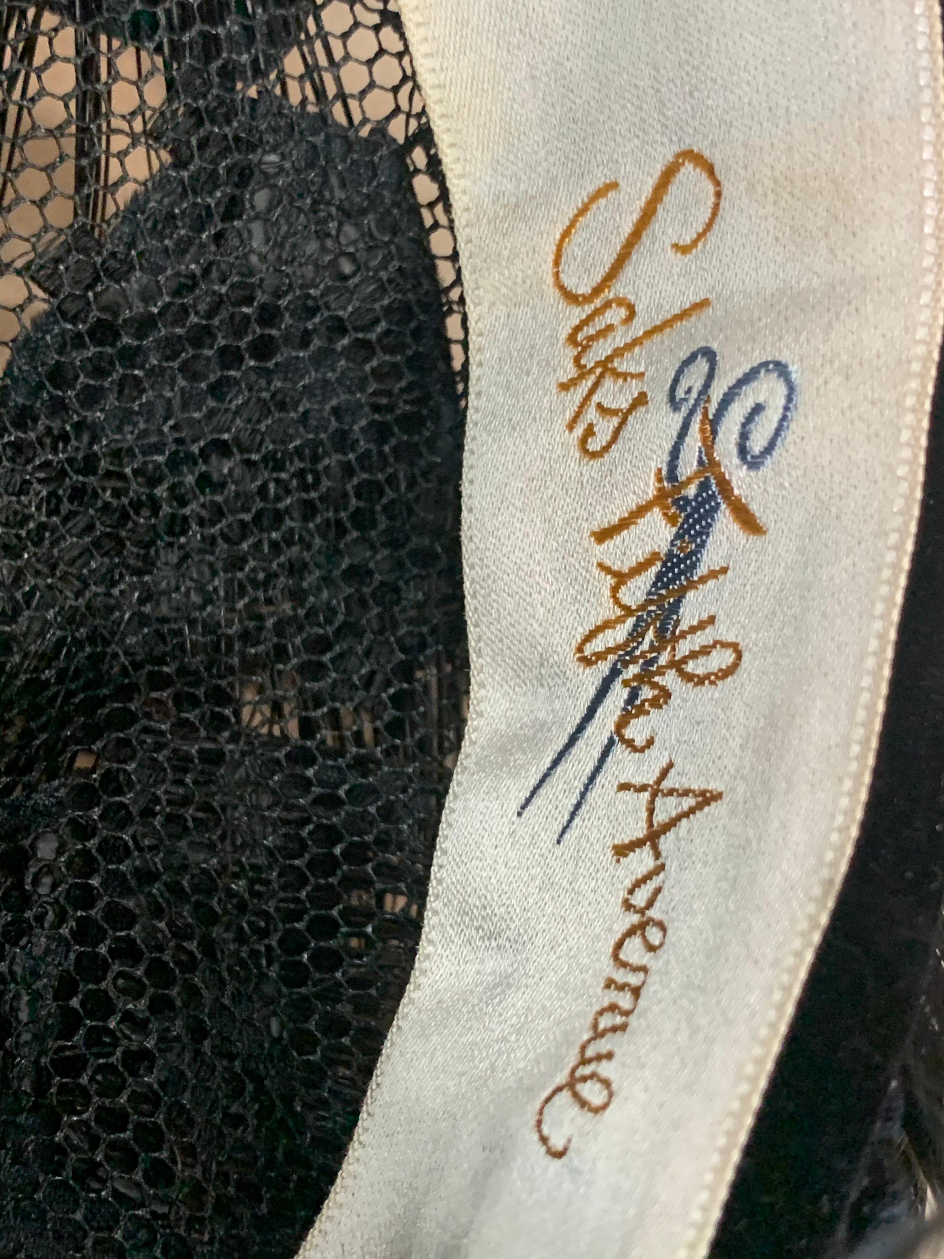1950 Christian Dior Chapeaux Turbante de plumas negro con detalles de apliques de terciopelo en venta 8