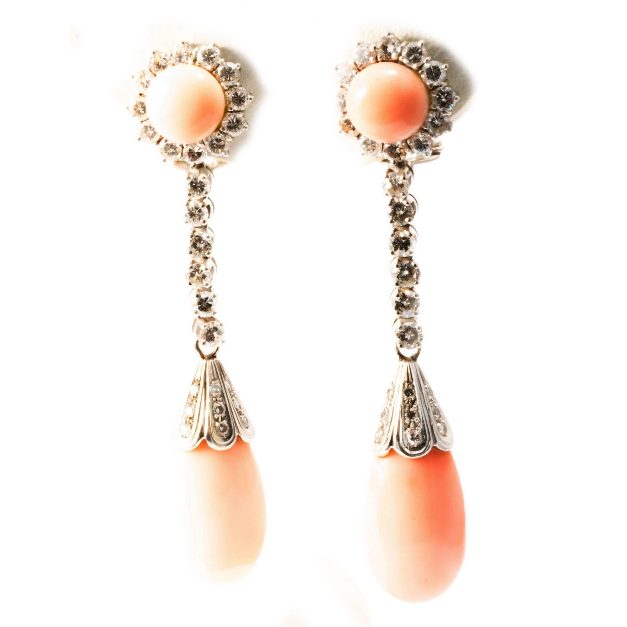 1950 Coral and Diamonds 18K White Gold Cocktail Dangle Clip-On Earrings In Good Condition For Sale In Roma, IT