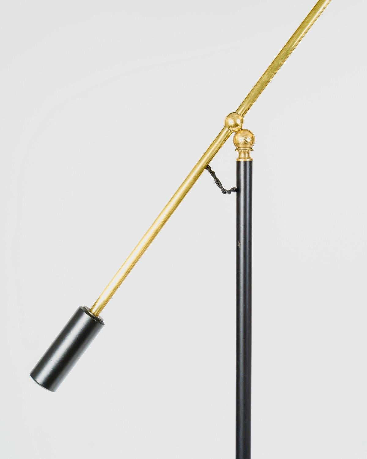 Français 1950 Lampadaire à contrepoids par Maison Lunel en vente