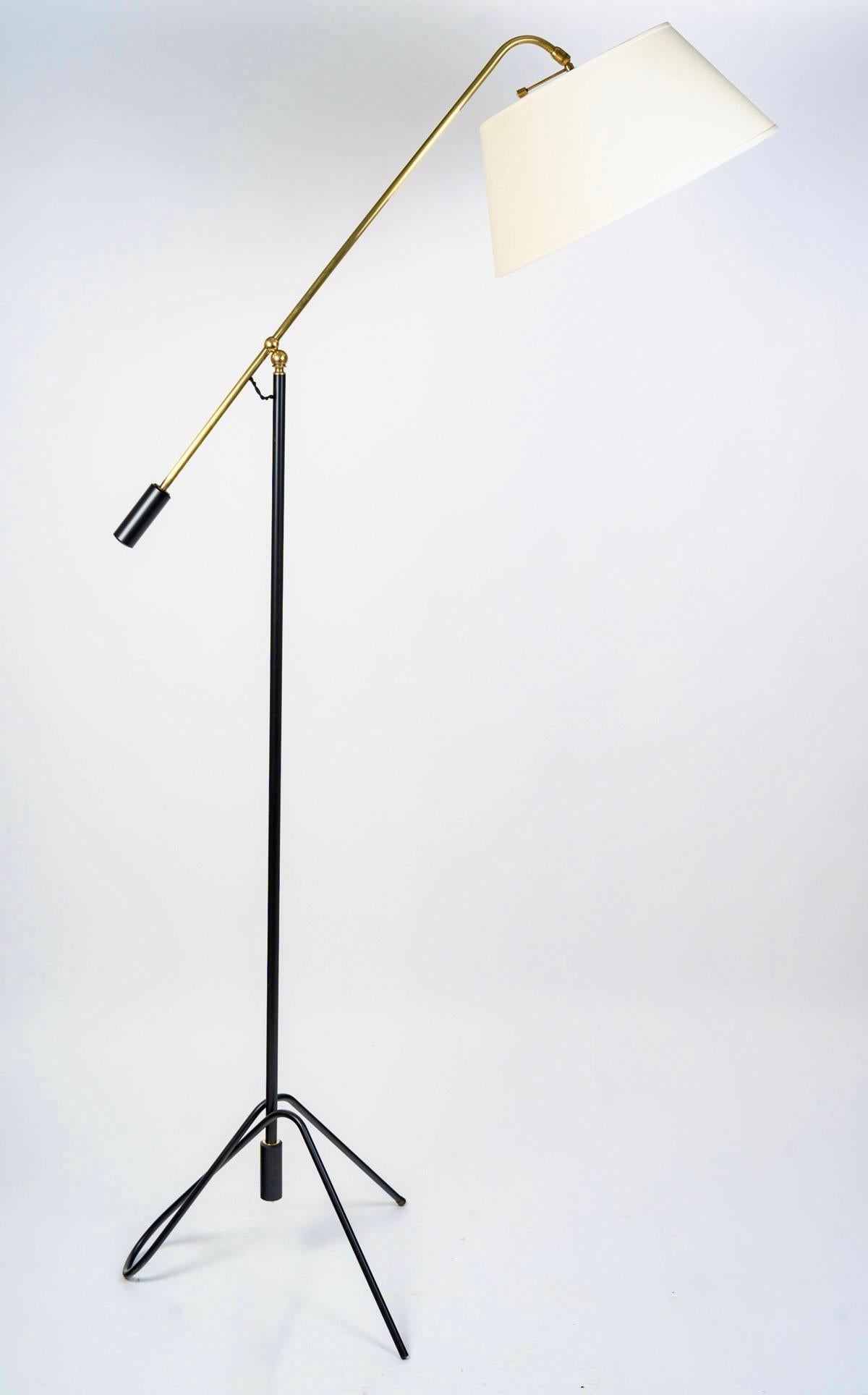 Milieu du XXe siècle 1950 Lampadaire à contrepoids par Maison Lunel en vente