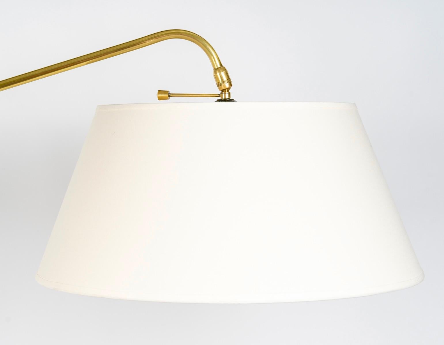 Laiton 1950 Lampadaire à contrepoids par Maison Lunel en vente