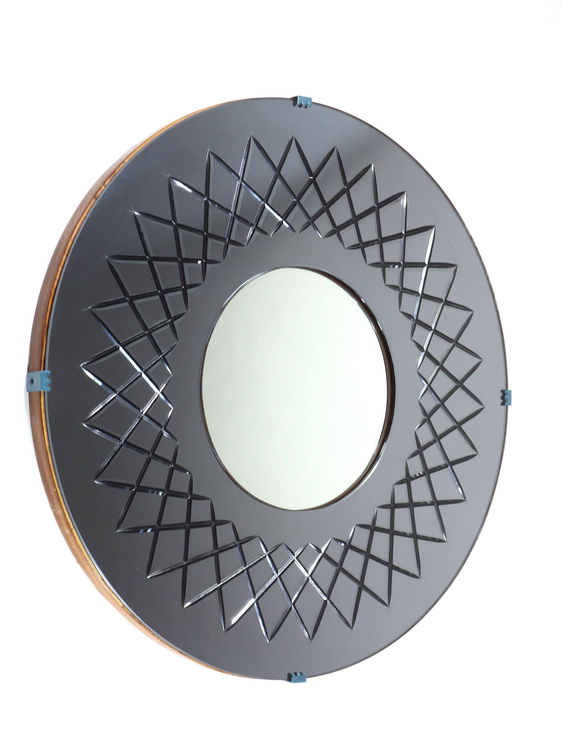 Specchio da parete
Arte del cristallo
Italia, 1950

Specchio rotondo con incisione blu
Schienale in Wood e 4 clip in alluminio anodizzato blu

Lo specchio centrale trasparente presenta alcune lievi macchie (usura dovuta all'età e all'uso).
Vetro in