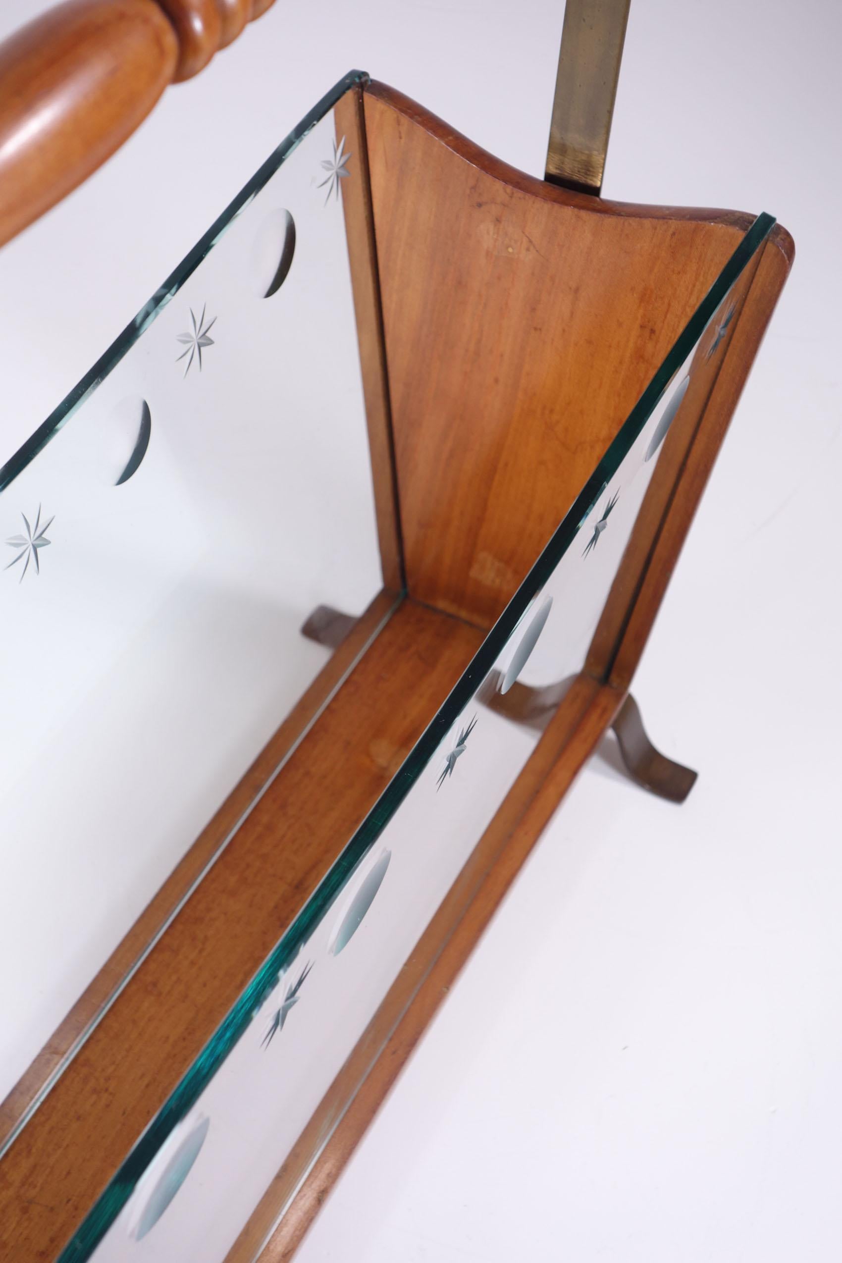 1950 Cristal-Art MidCentury Italienisches Design Holz Glas Zeitschriftenständer (Messing) im Angebot