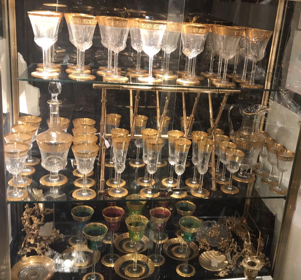 Crystal service:
23 water glasses: H 17.5 cm
Eight cooked wine glasses: H 14 cm
Nine wine glasses: H 16,5 cm
12 champagne flutes: H 19 cm
Two carafe: H 36 cm
Two water jug: H 29 cm
Eight saucers: Diameter 14.5 cm
6 Wash Finger
8 Champagne Glasses
12