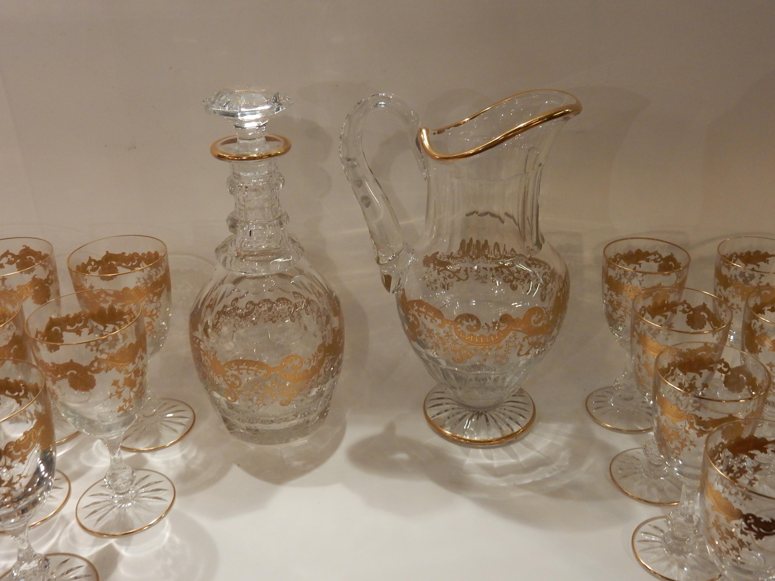 Crystal serveware:
1 carafe H 28 cm
1 water jug H 27 cm
8 water glasses H 16 cm
12 wine glasses H 14.5cm
Model decor Trianon
Good condition.