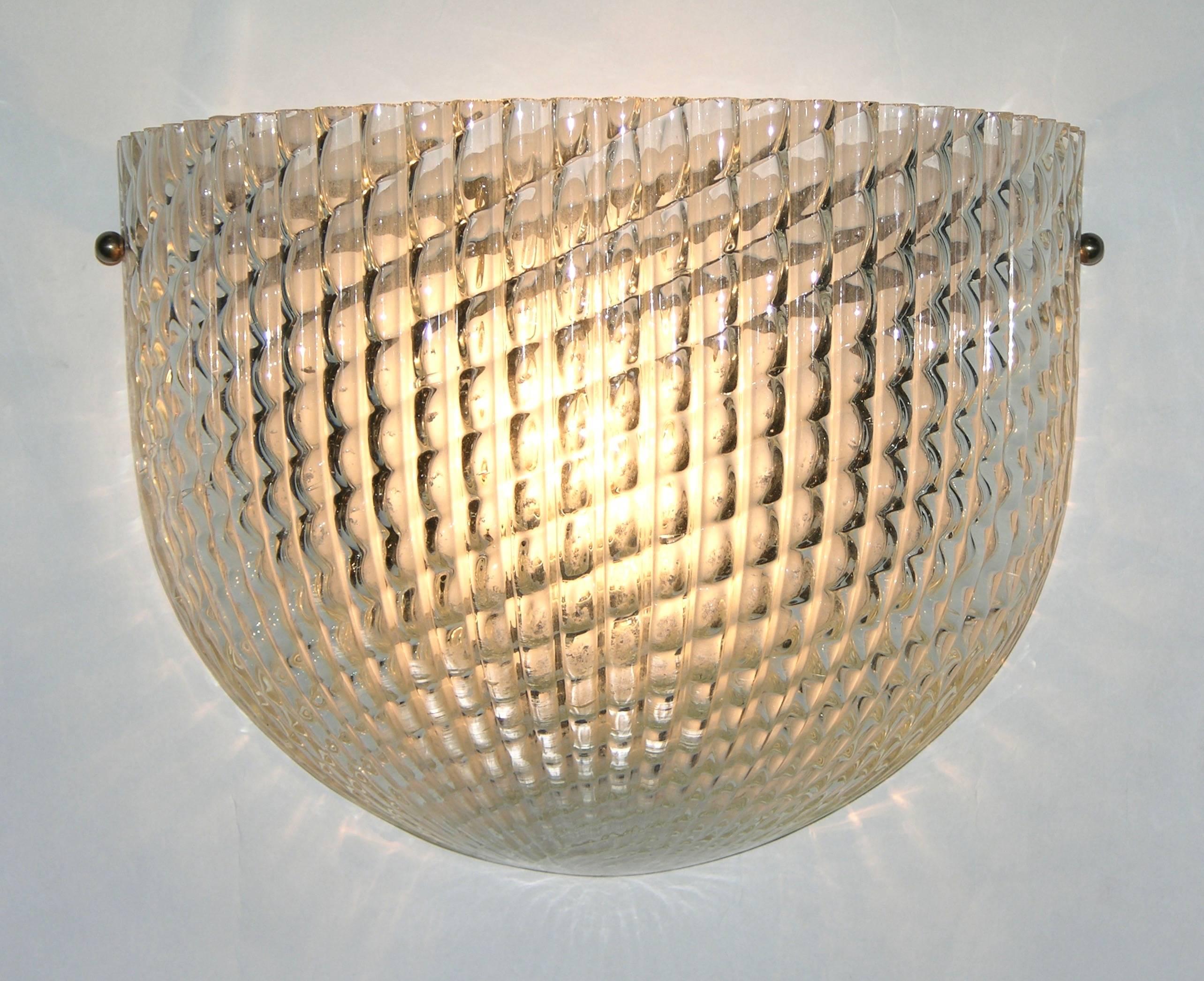 Elegant Italian Art Deco wall light attributed to Barovier e Toso, the high quality crystal clear Murano glass is worked with the technique 