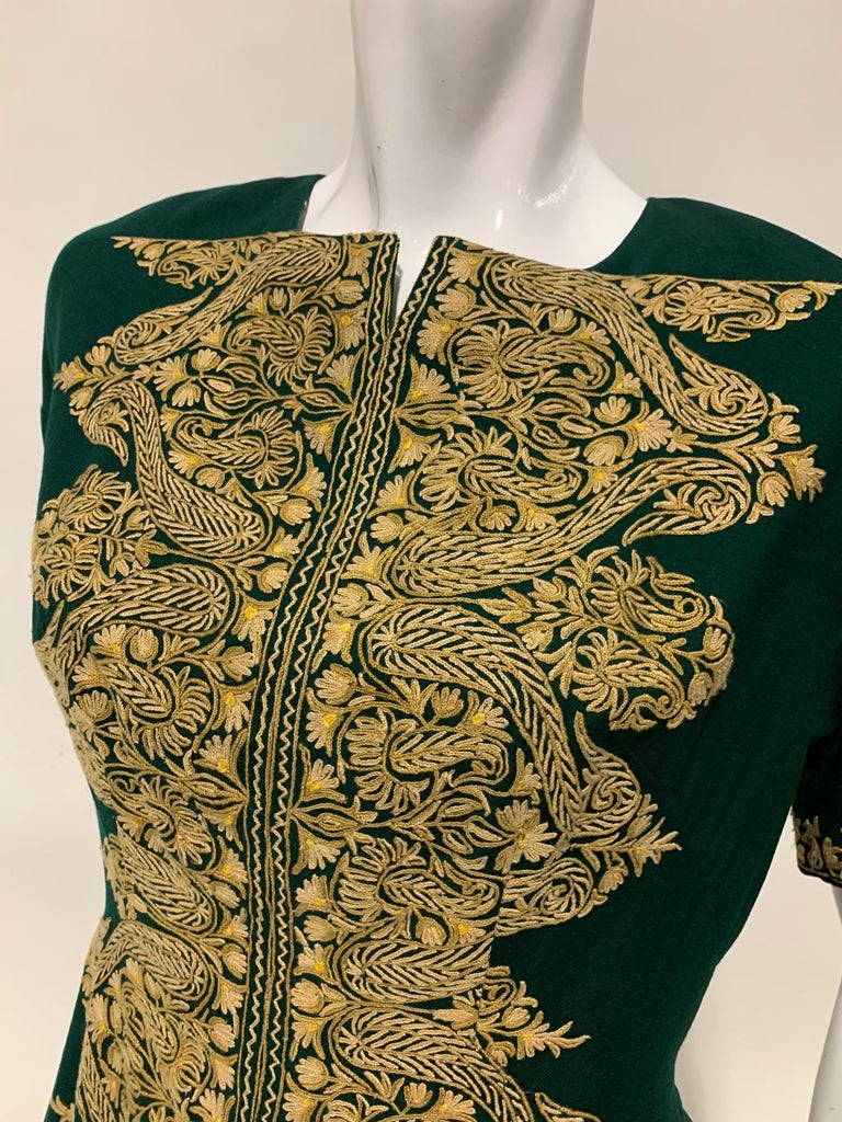 1950 Custom Made Hunter Green Crewel Cord Embroidered Wool Dress Size 10 In Excellent Condition For Sale In San Francisco, CA