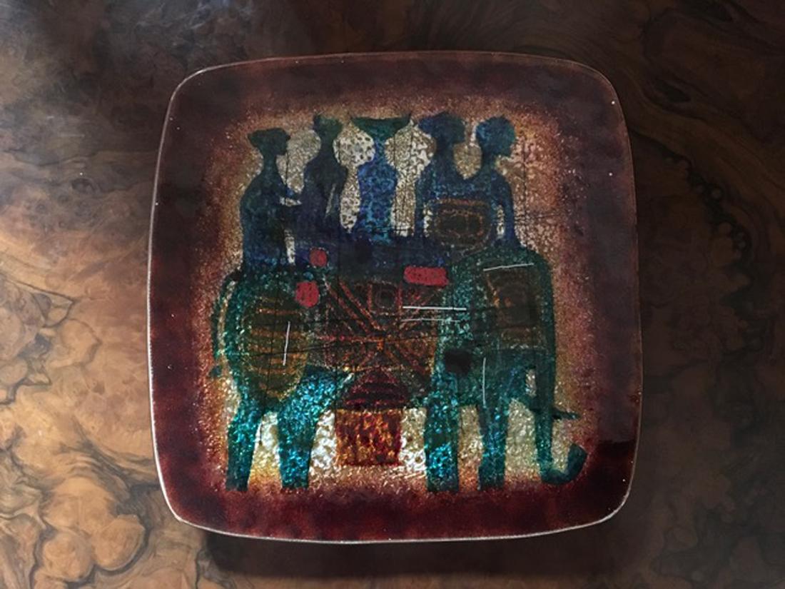 Del Campo was an Italian artist part of Avanguardia Movements in the midcentury. His works were largely influenced by De Poli and the result is a fine decorative object.
The enamel is bright with vivid color. The surface is drawn with thin white
