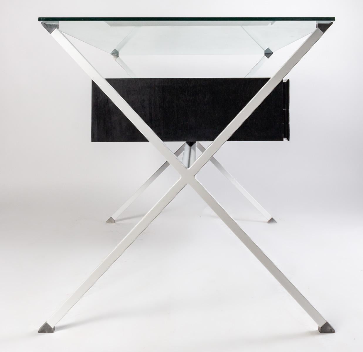 Minimalist desk Franco Albini for Knoll International, European mid-century modern desk from the 1950s.
Authentic 
