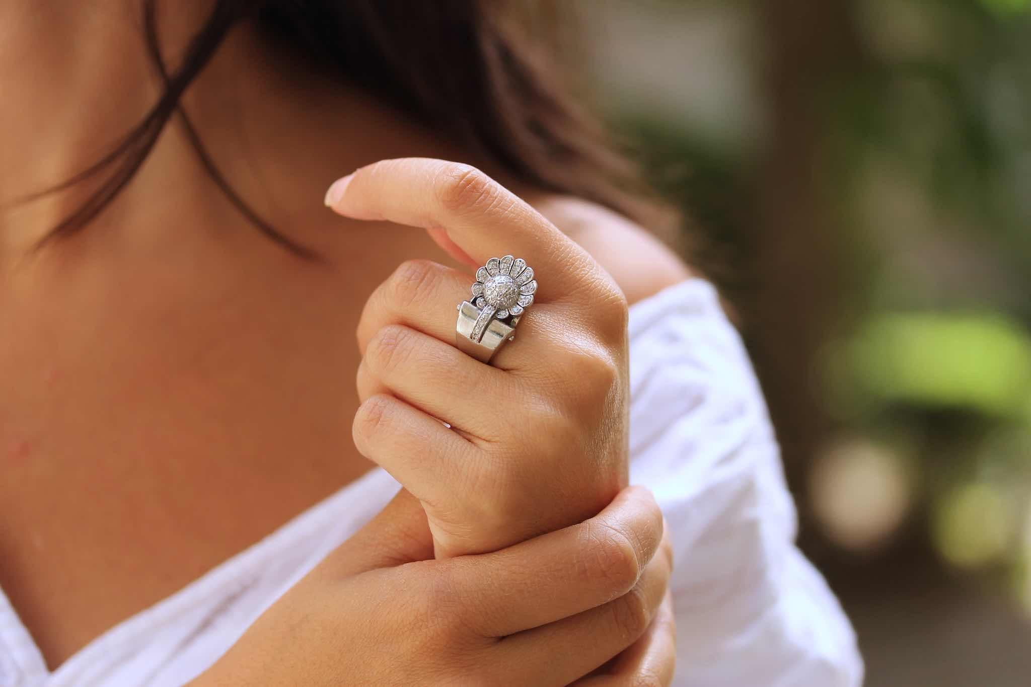 Women's or Men's 1950 diamonds ring in platinum For Sale