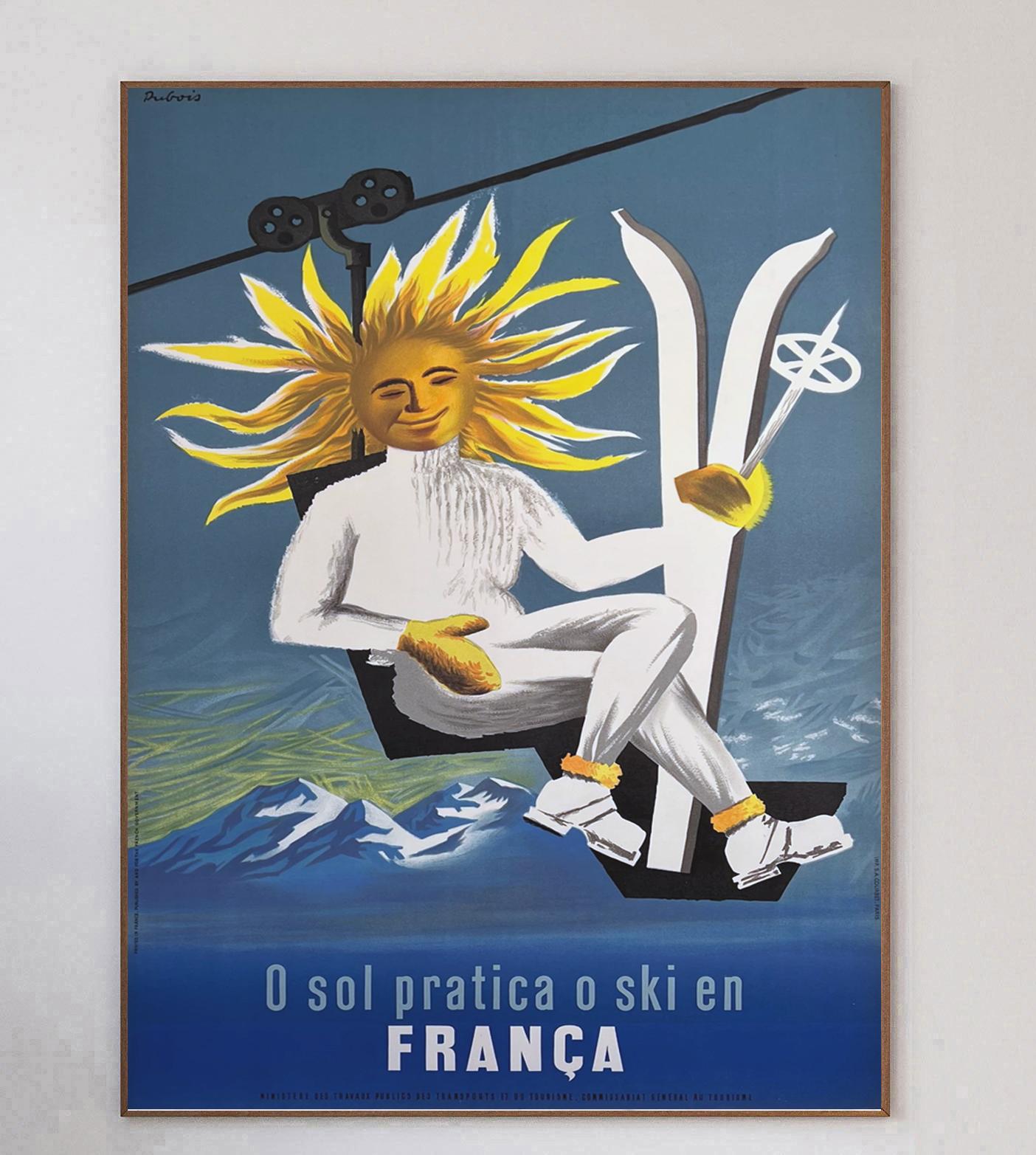 Un merveilleux trésor de la publicité du milieu du siècle, montrant les Alpes, cette belle affiche touristique originale a été créée par le ministère des Travaux publics des Transports et du Tourisme en 1950 pour annoncer les vacances de ski en