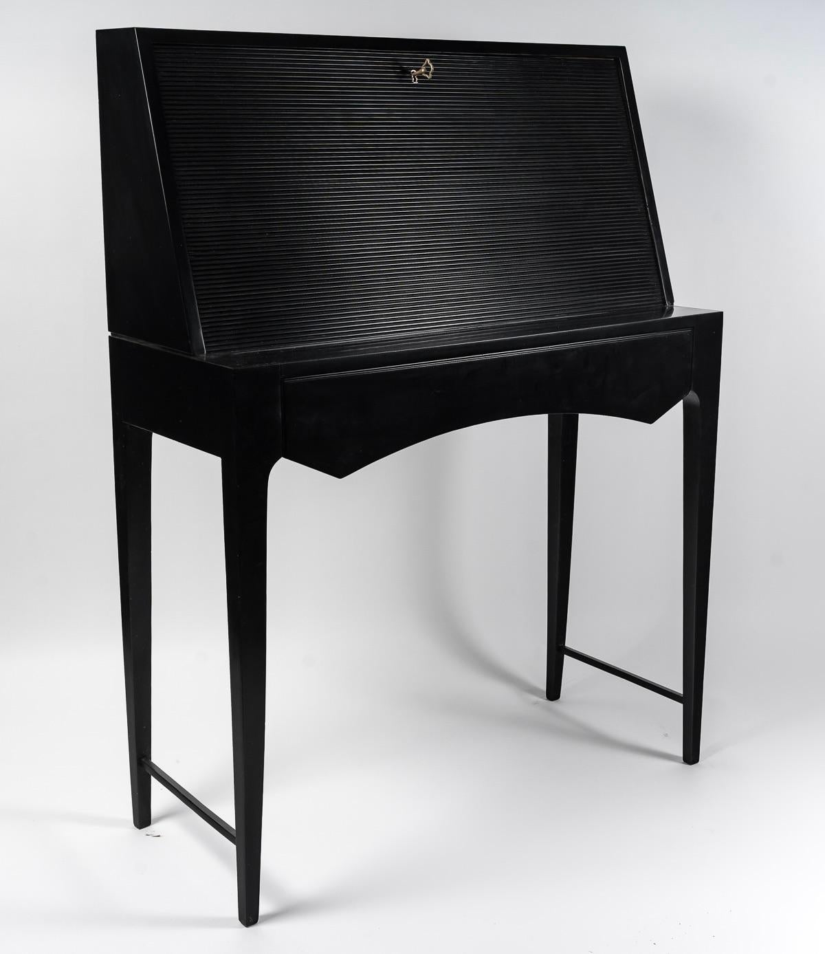 Composed of a box placed on four high feet of square section in the shape of spindle, two thin spacers placed on the lower part of the feet allow to stabilize the furniture. The exterior of the furniture is in original black waxed lacquer.
On the