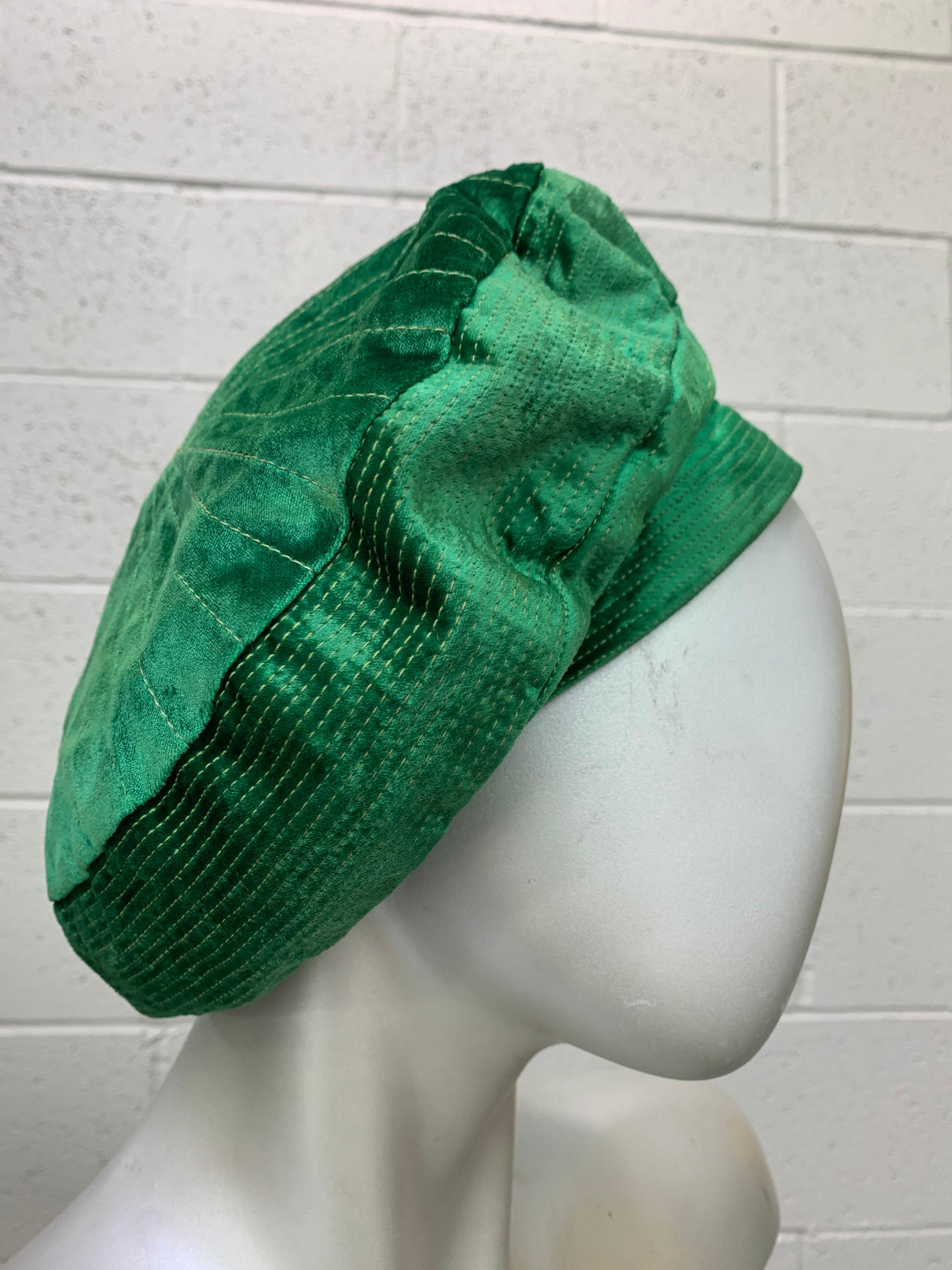 1950 Smaragdgrüne Seide Panne Samt Trapunto Stitch Tam Style Hut (Grün) im Angebot