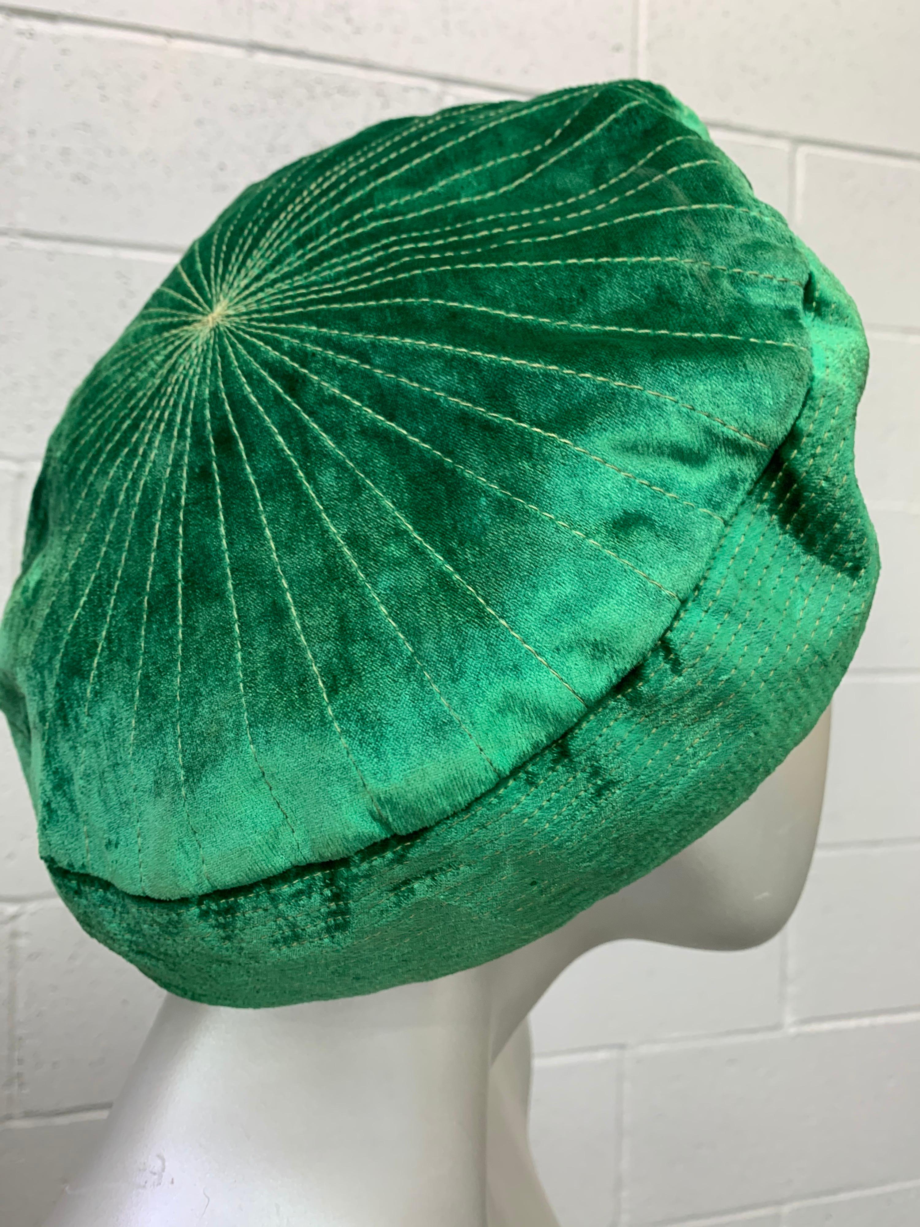 Chapeau de style Tam à points trapunto en velours de soie vert émeraude, 1950 Excellent état - En vente à Gresham, OR