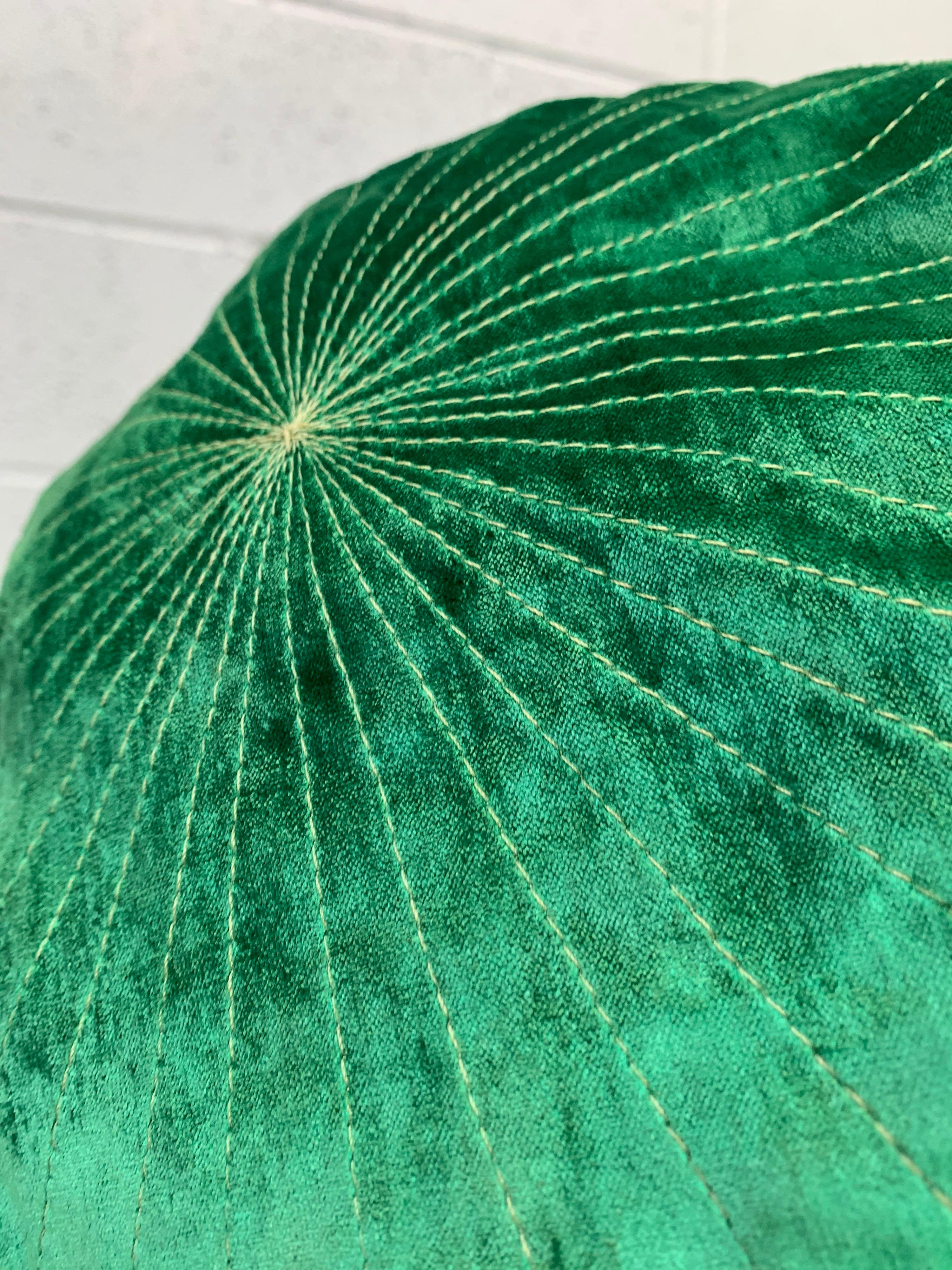 1950 Smaragdgrüne Seide Panne Samt Trapunto Stitch Tam Style Hut für Damen oder Herren im Angebot