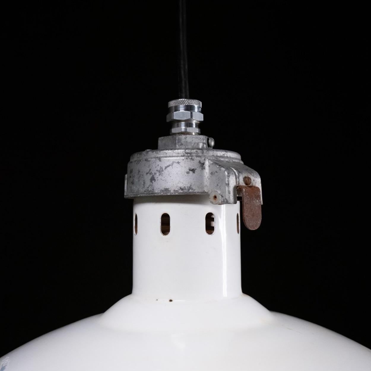 1950 enamel industrial factory pendant lights  In Good Condition For Sale In Surrey, BC