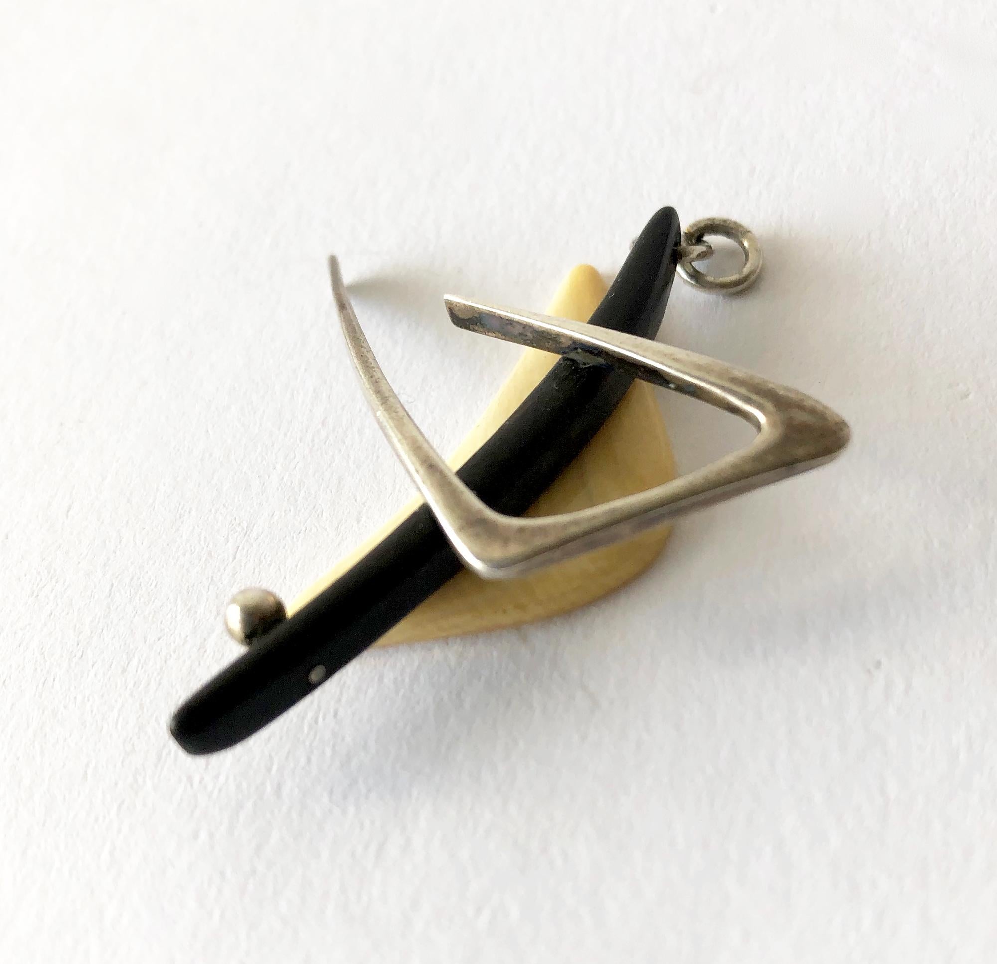 1950 Everett MacDonald Sterling Silver Wood American Modernist Boomerang Pendant In Good Condition In Palm Springs, CA