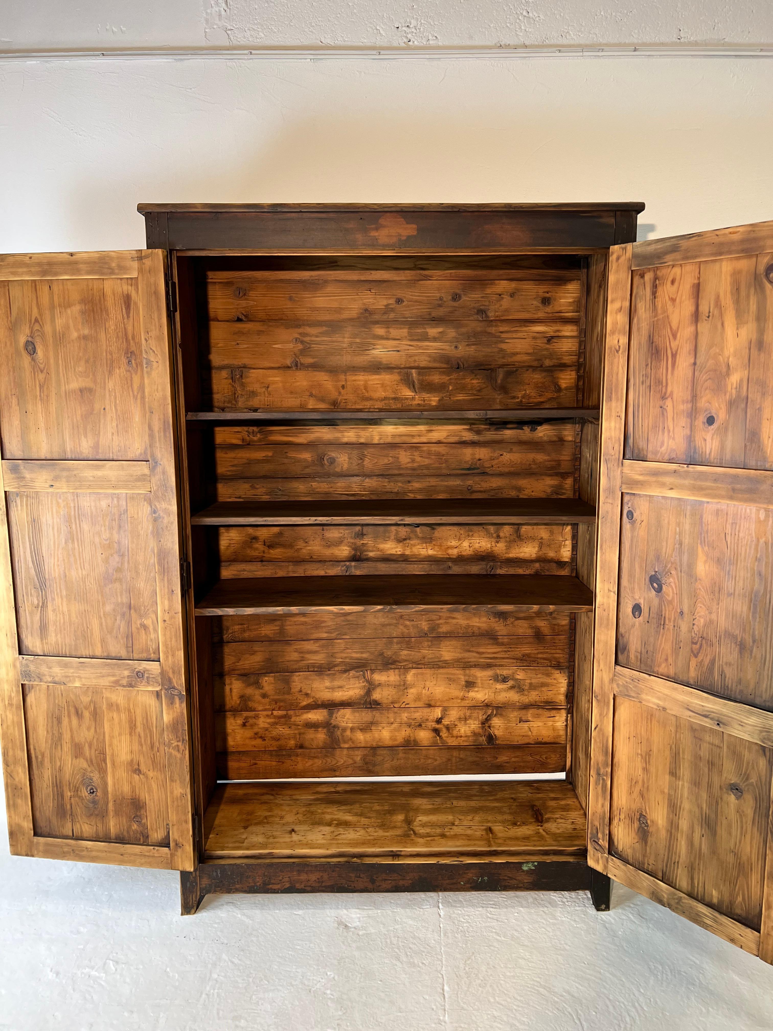 1950' Factory Cabinet in Pine Fully Restored For Sale 4
