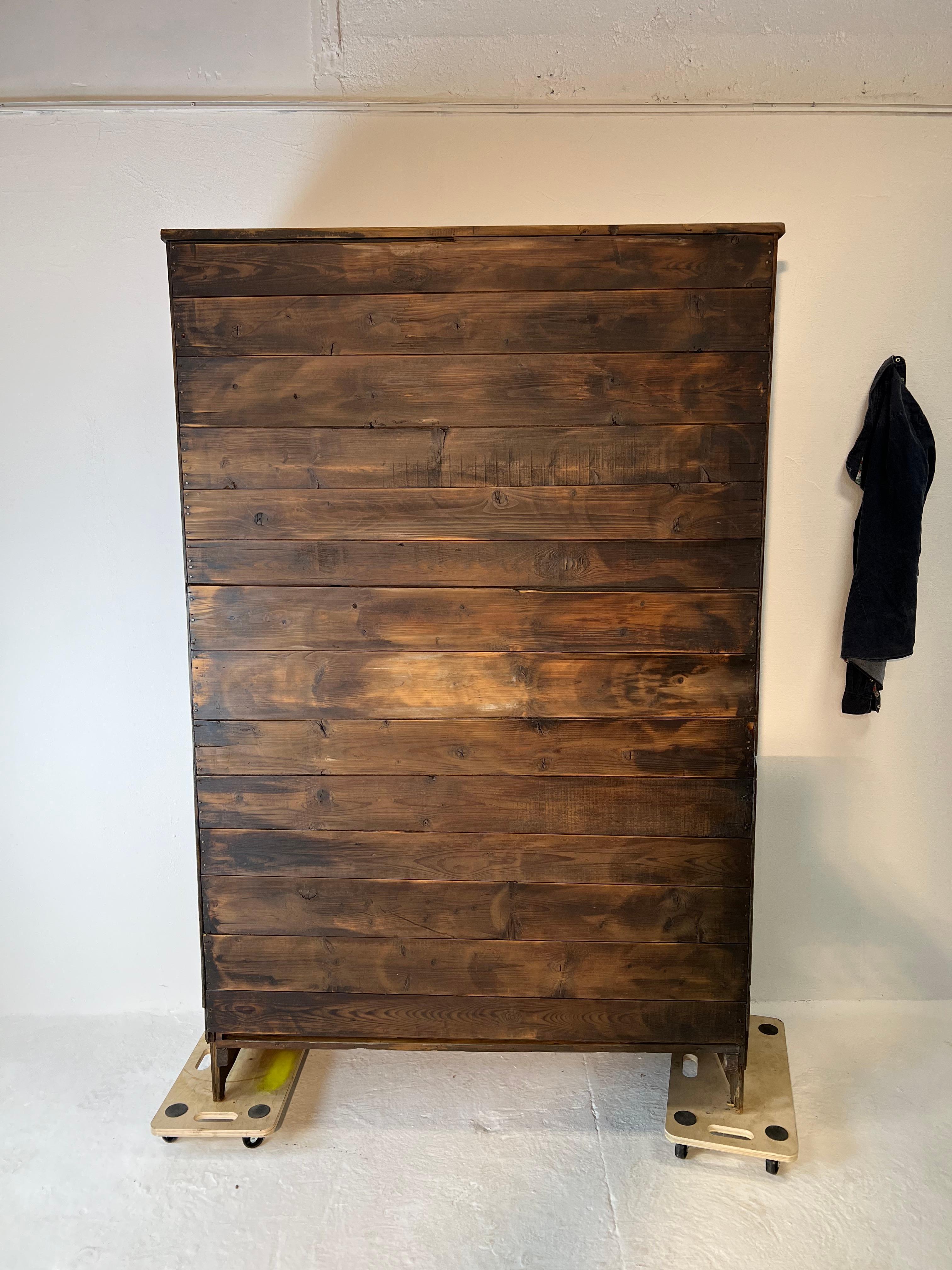 1950' Factory Cabinet in Pine Fully Restored For Sale 9