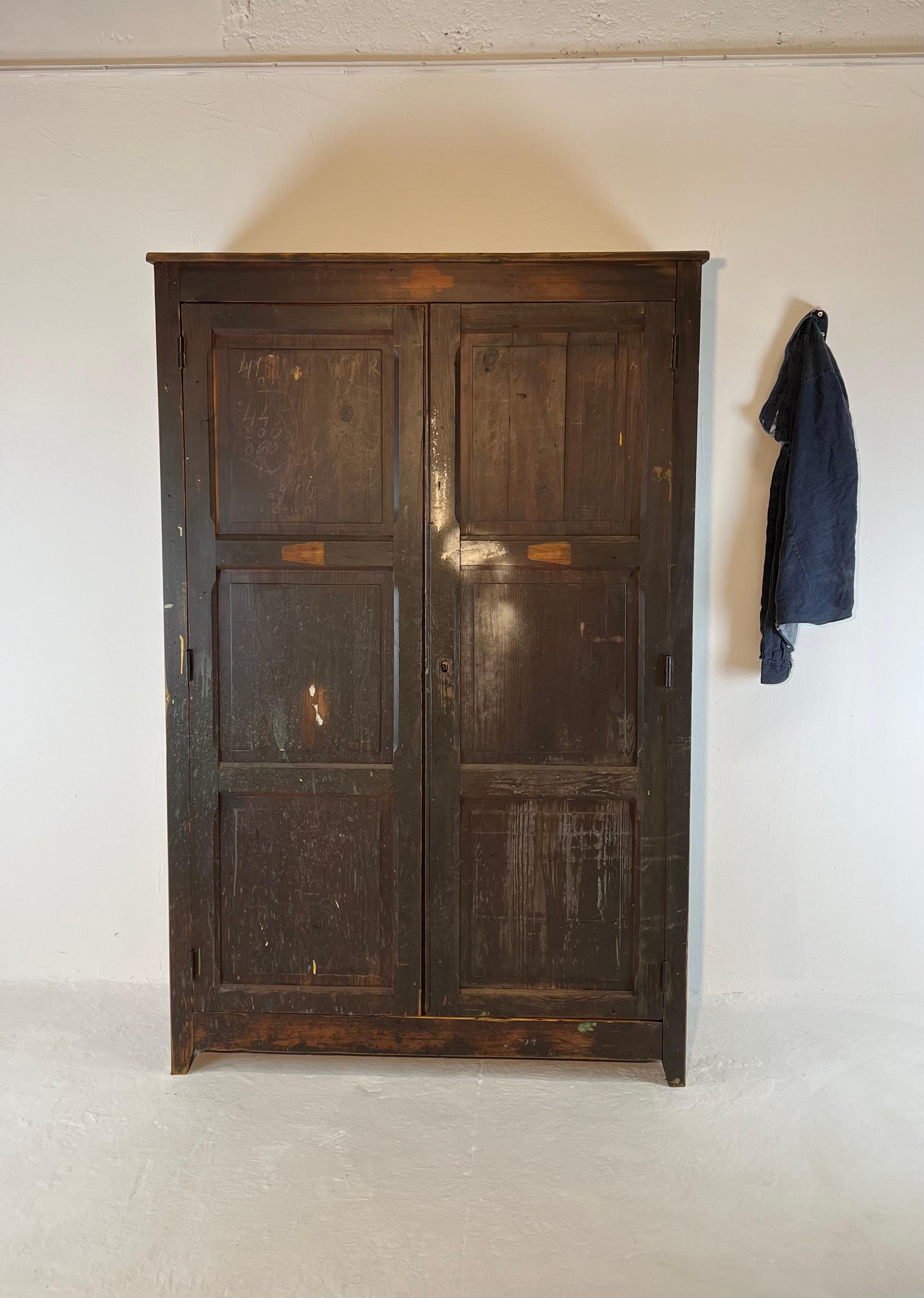 Superb industrial cabinet from the 1950s in pine, completely restored. The whole has been sanded and/or thoroughly cleaned depending on the area, then completely treated and varnished for an authentic finish. You have a unique piece of furniture