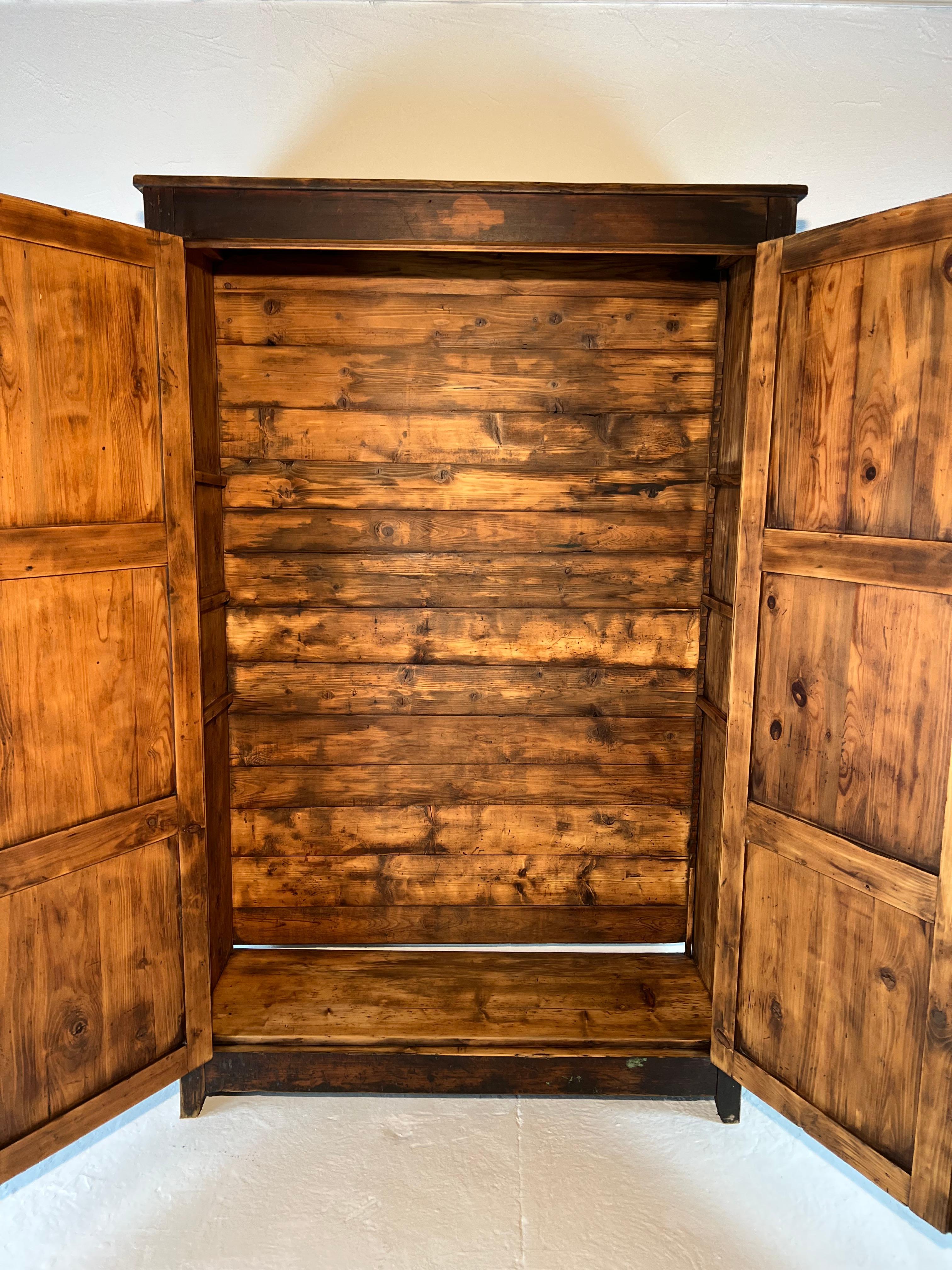 1950' Factory Cabinet in Pine Fully Restored In Good Condition For Sale In LYON, FR