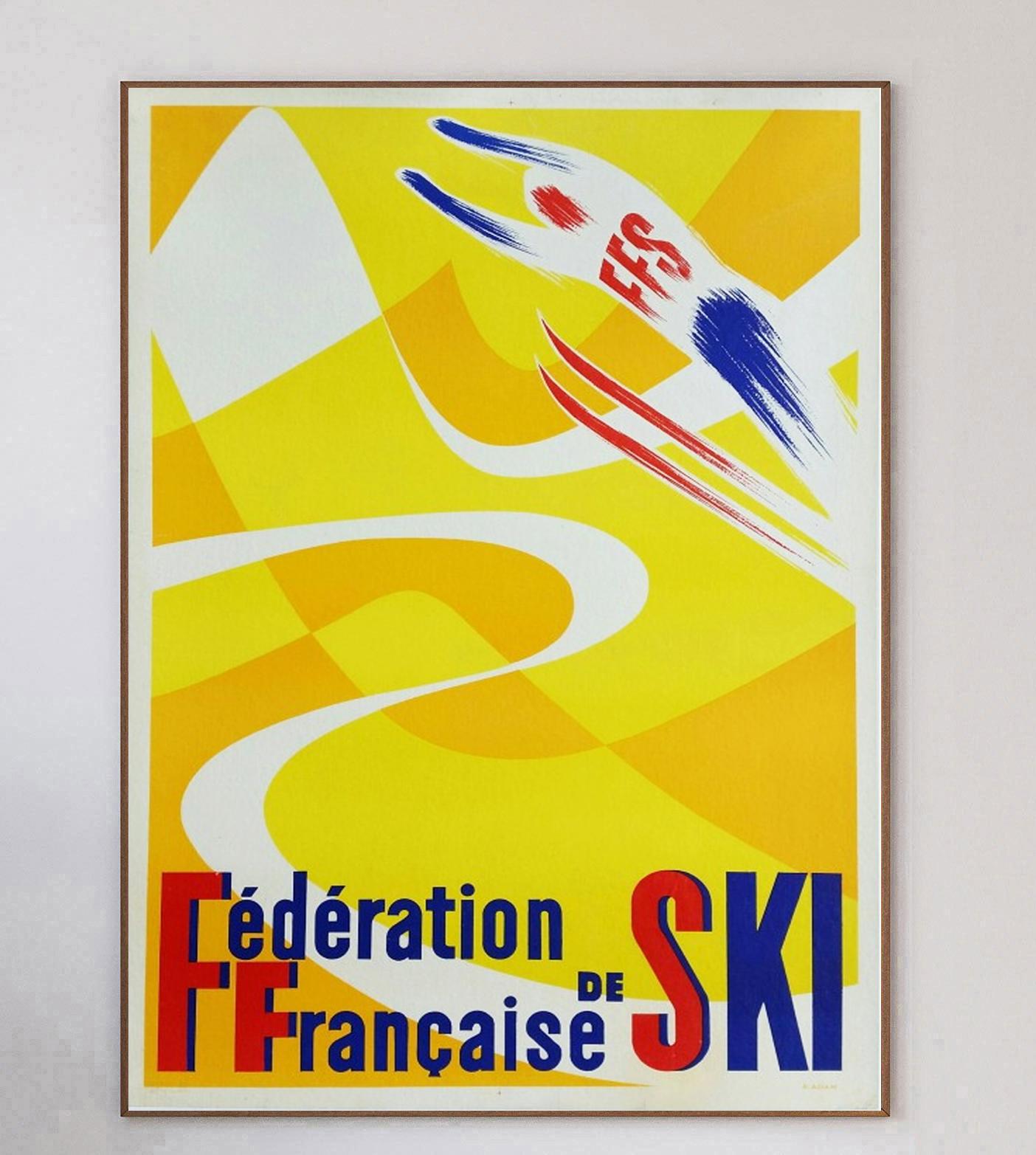 Wunderschönes Plakat, entworfen von Adam R. für die Federation Francaise de Ski. Dieses farbenfrohe Plakat aus dem Jahr 1950 zeigt einen Skifahrer, der hoch springt. Die FFS wurde 1924 gegründet und besteht bis heute.

Dieses seltene lithografische