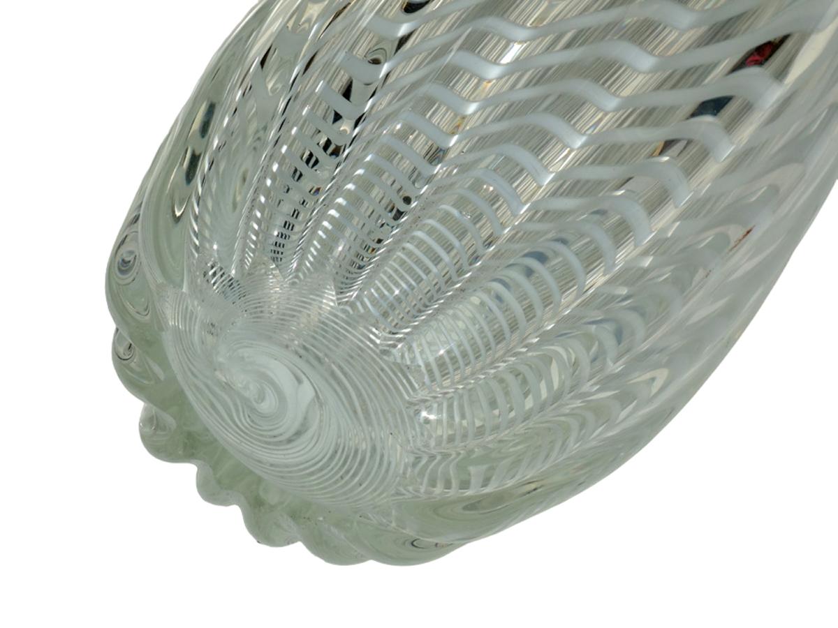 Mid-20th Century vase en verre Murano blanc Seguso 'Filigrana' 1950 en vente