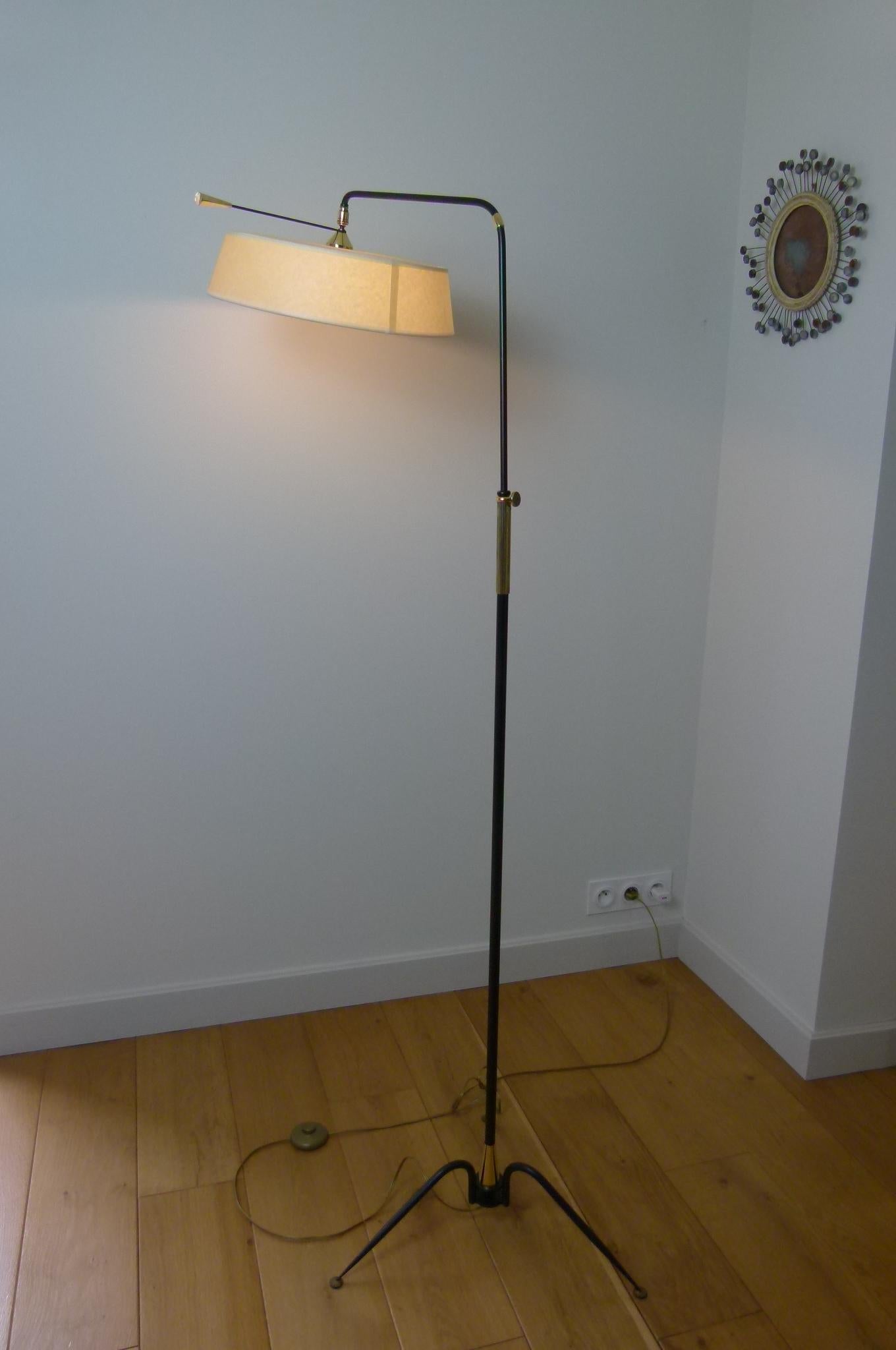 Floor lamp in black lacquered metal,
brass handle, adjustable light arm.
Shades fixed on a brass ball joint, to adjust the light.
French work circa 1950, from Maison Lunel
Perfect condition.
   