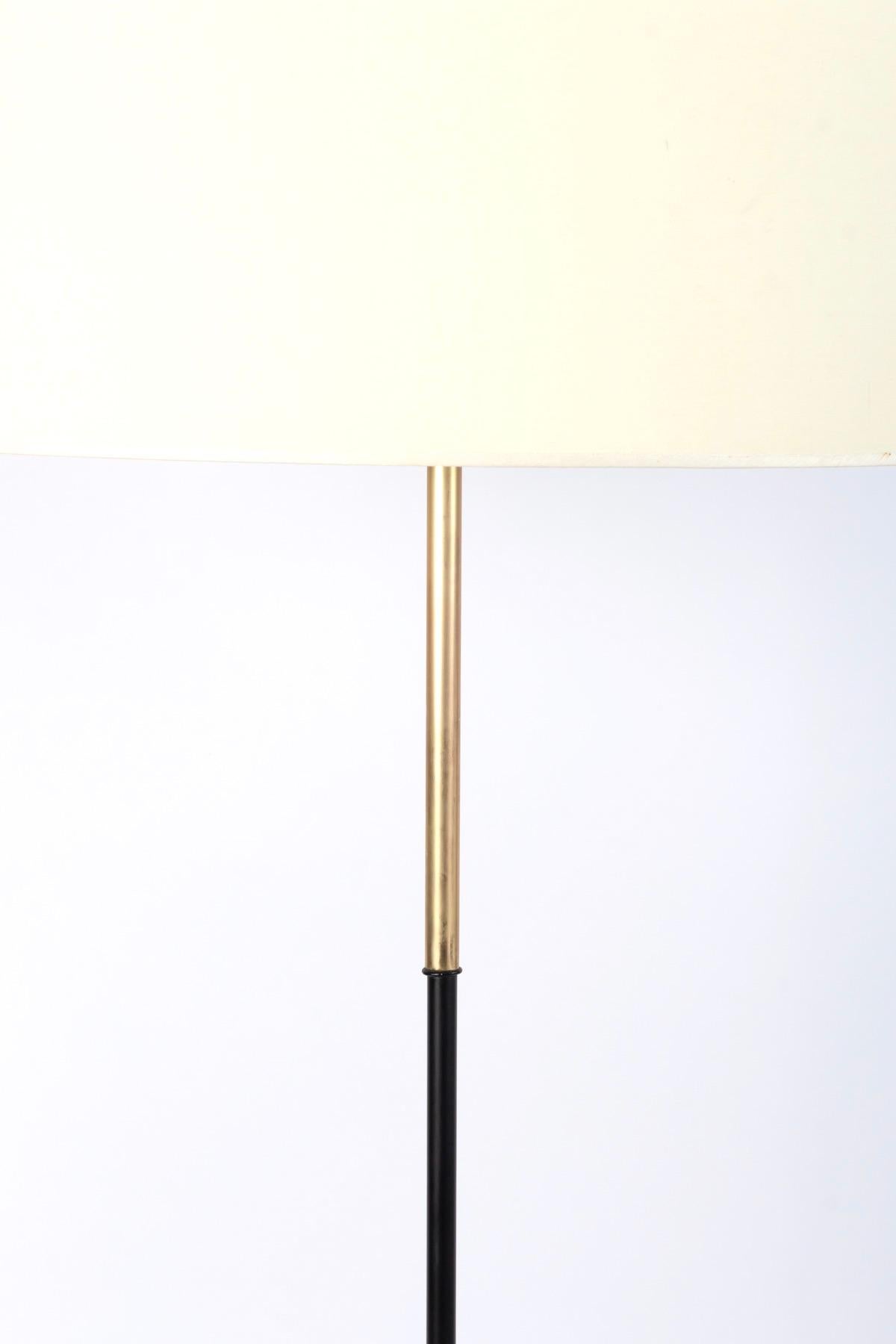 1950 floor lamp from Maison Arlus.
Composed of a black wrought iron rod for two thirds and a third on the upper part of a gilded brass rod resting on a black wrought iron tripod of round section.
the feet are shod in gilded brass.
Lampshade made to