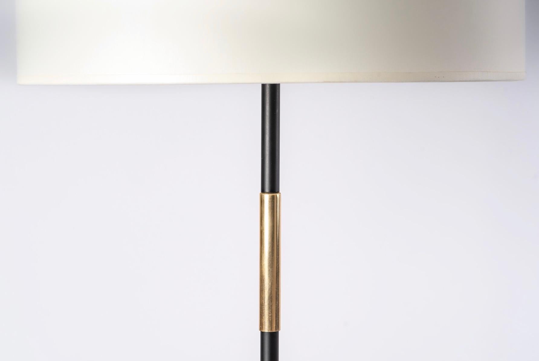 Floor lamp from Maison Lunel 1950

Composed of a central stem of round section in black wrought iron enhanced with golden brass on the upper part.
The floor lamp is placed on 3 pretty feet ending in small round discs.
The base of the foot is
