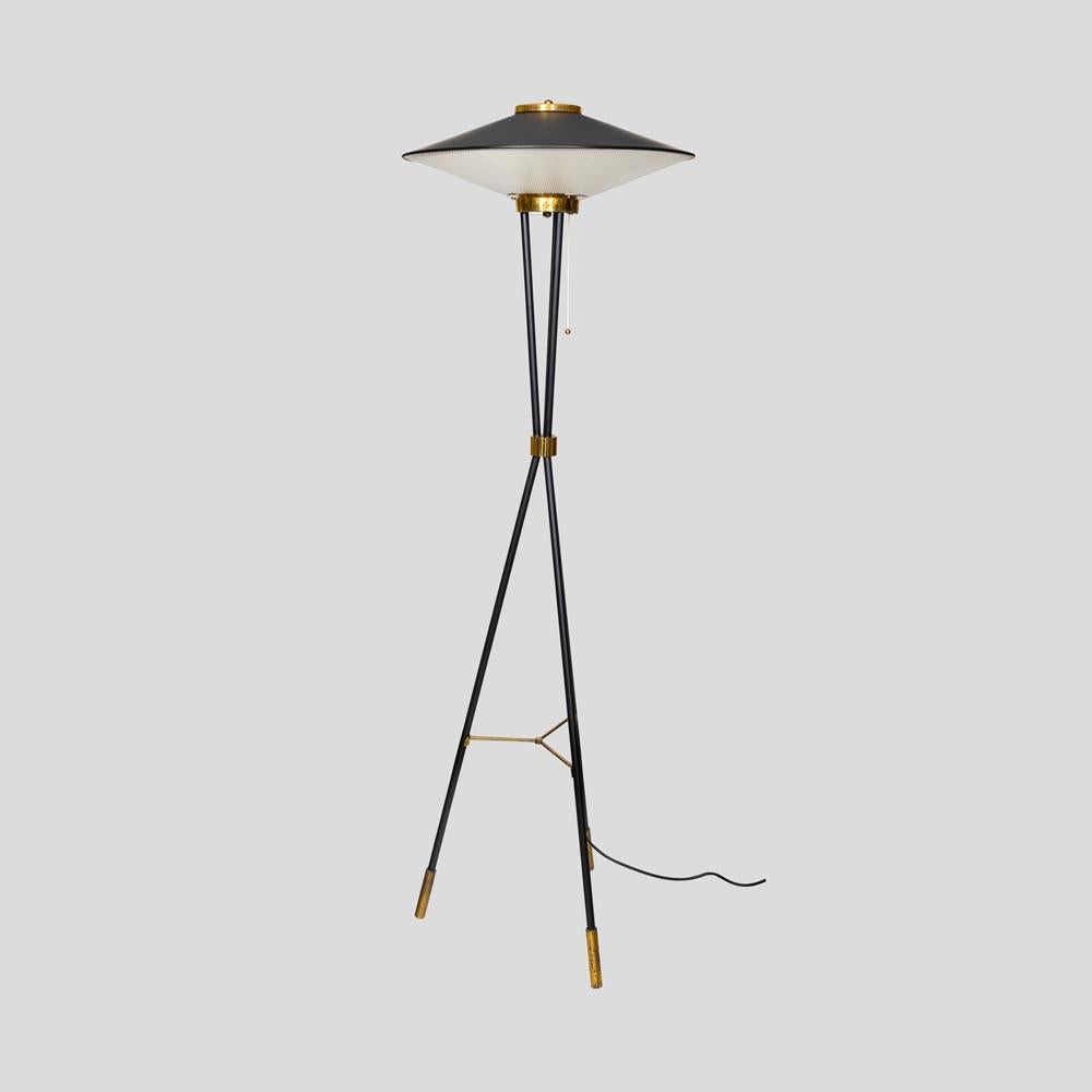 A rare and beautiful early 1950s floor lamps Italian design by Stilnovo.
Black lacquered tubular metal tripod structure with flying disc shaped lamp shades in black lacquer an off white cream colour metal mesh. Brass details 3 light bulbs in each