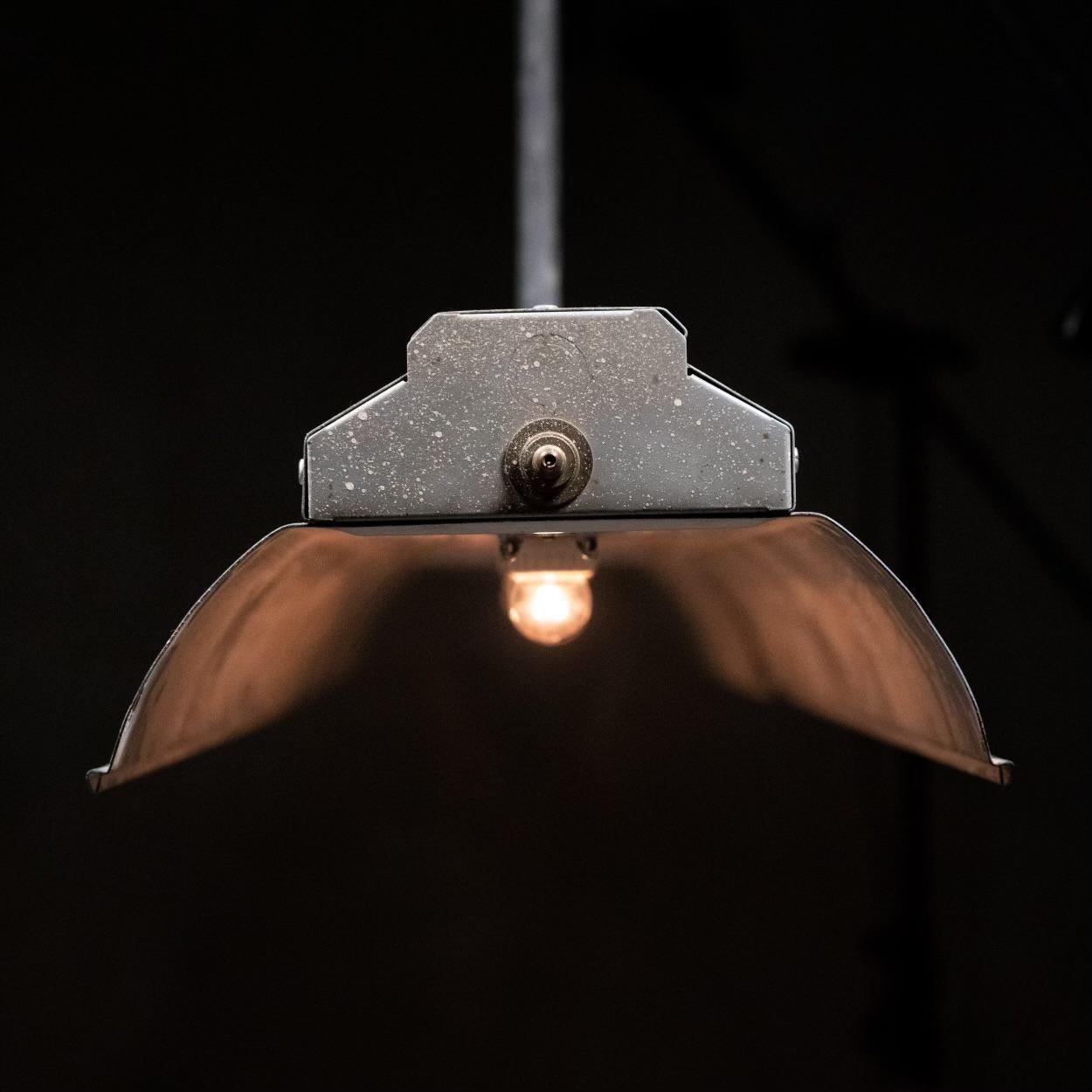 Eine sehr schöne restaurierte Emaille-Leuchte in voller Länge von 8 Fuß, die von Leuchtstoffröhren auf  Glühbirnen, die je nach Wahl der Glühbirne eine einfache Beleuchtung oder eine Aufgabenbeleuchtung ermöglichen.

Gefunden in einem historischen