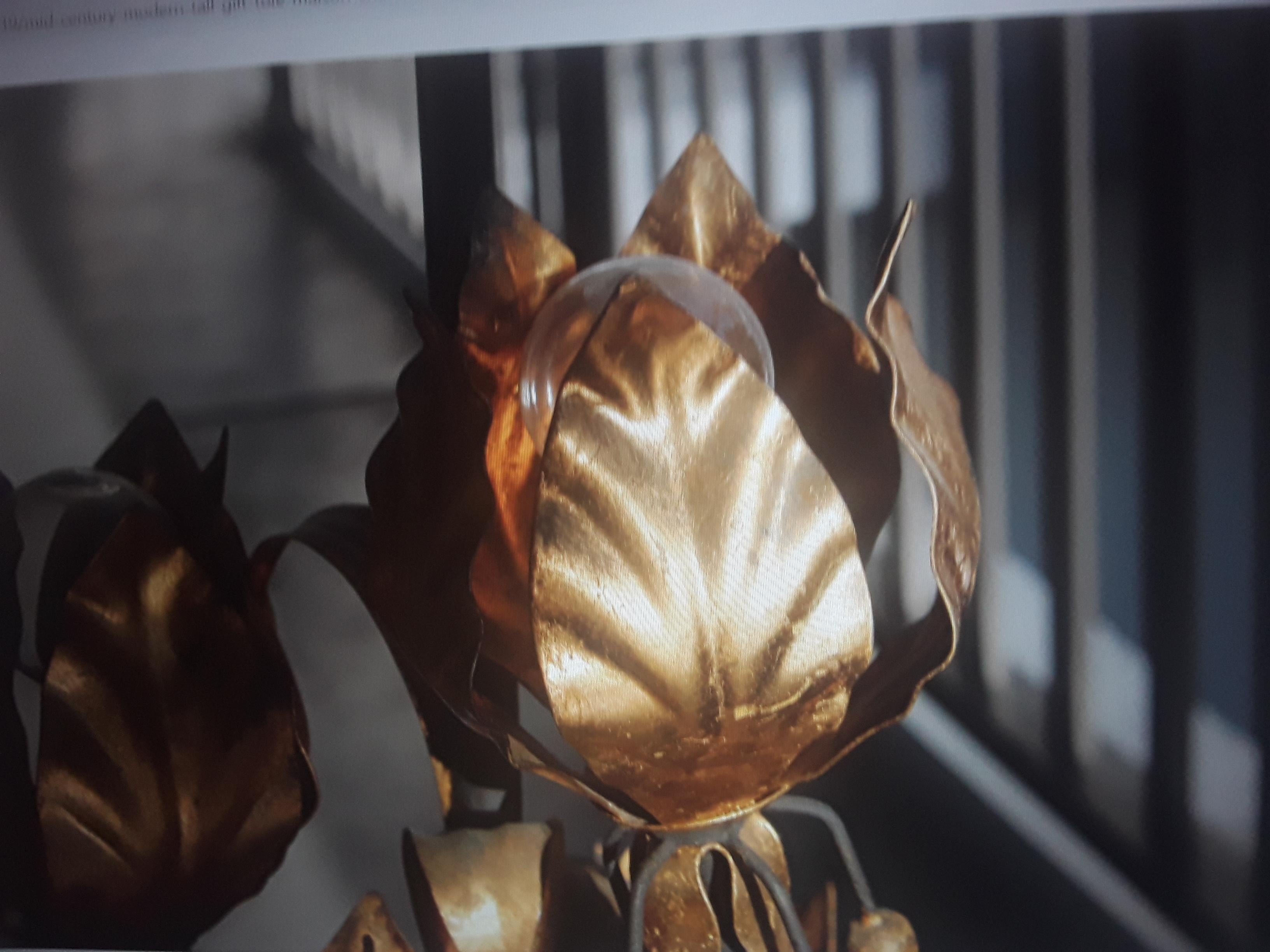 1950 Français Mid Century Modern Gilt Tole Open Lotus Bud Table Lamp style Charles en vente 1
