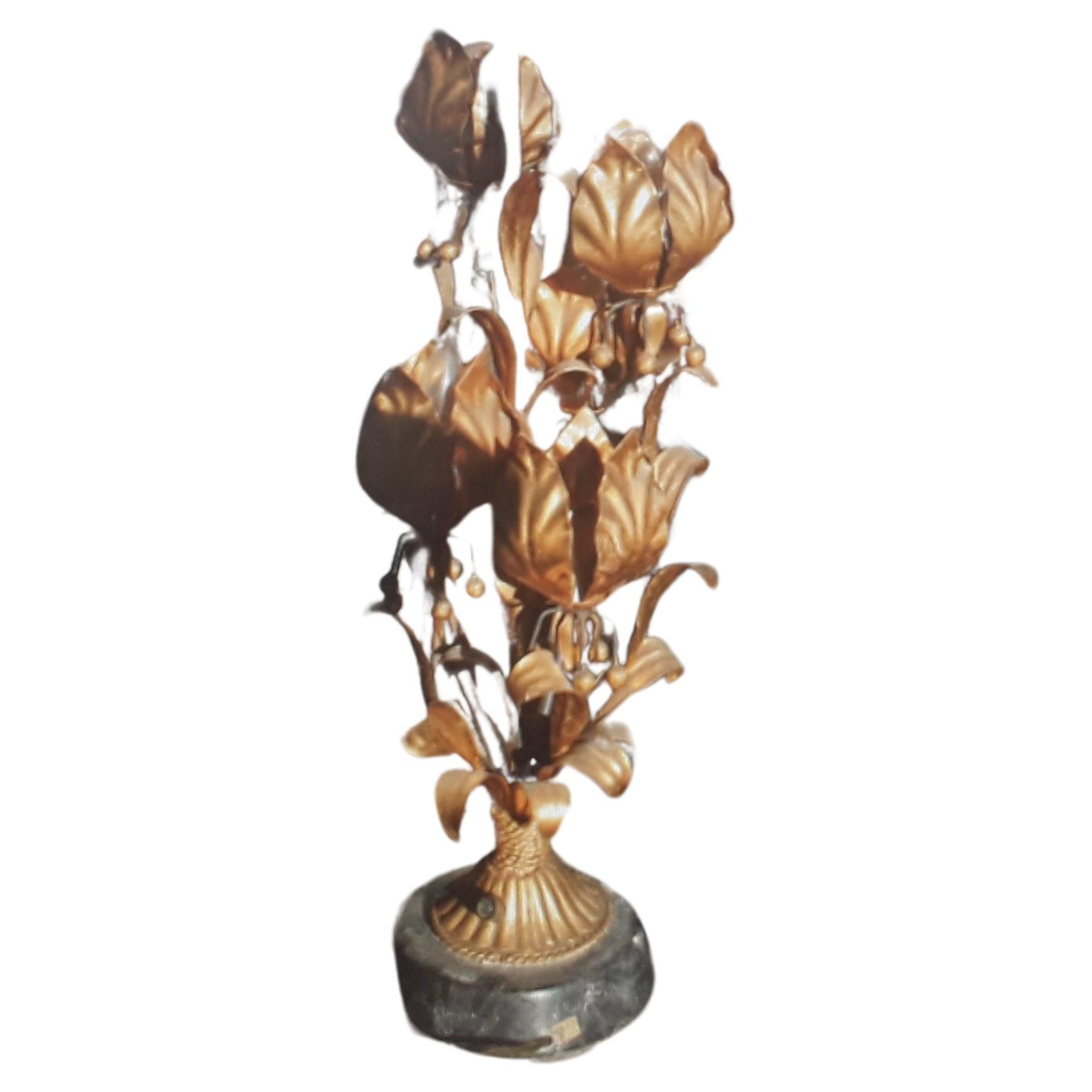 1950 Lampada da tavolo francese Mid Century Modern Gilt Tole Open Lotus Bud, stile Charles Charles