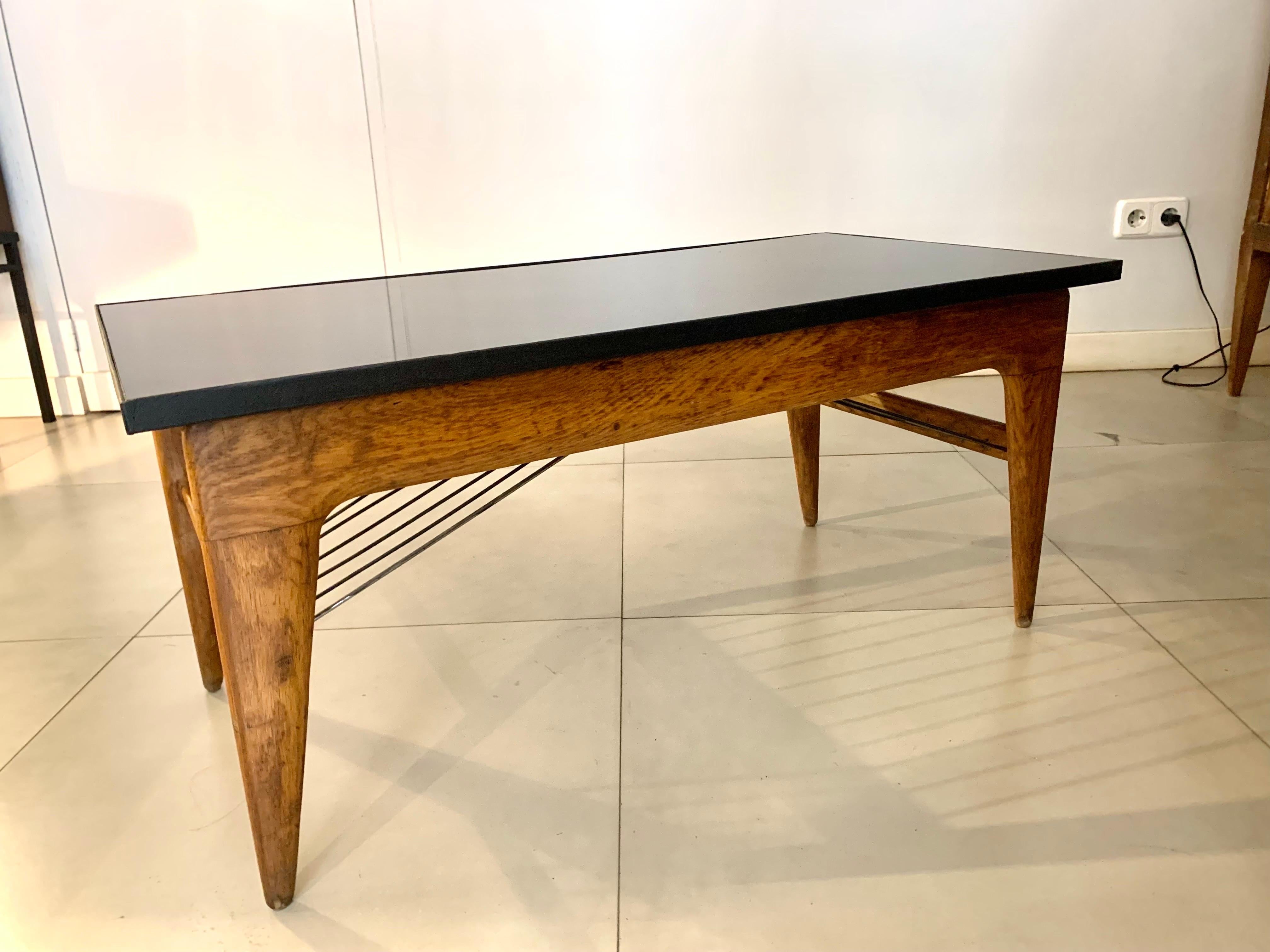 Table basse en bois de chêne français de 1950 Bon état - En vente à Madrid, ES