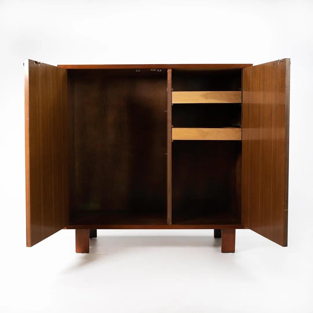 Noyer 1950 George Nelson Herman Miller Basic Cabinet Series Cabinet à deux portes en noyer en vente