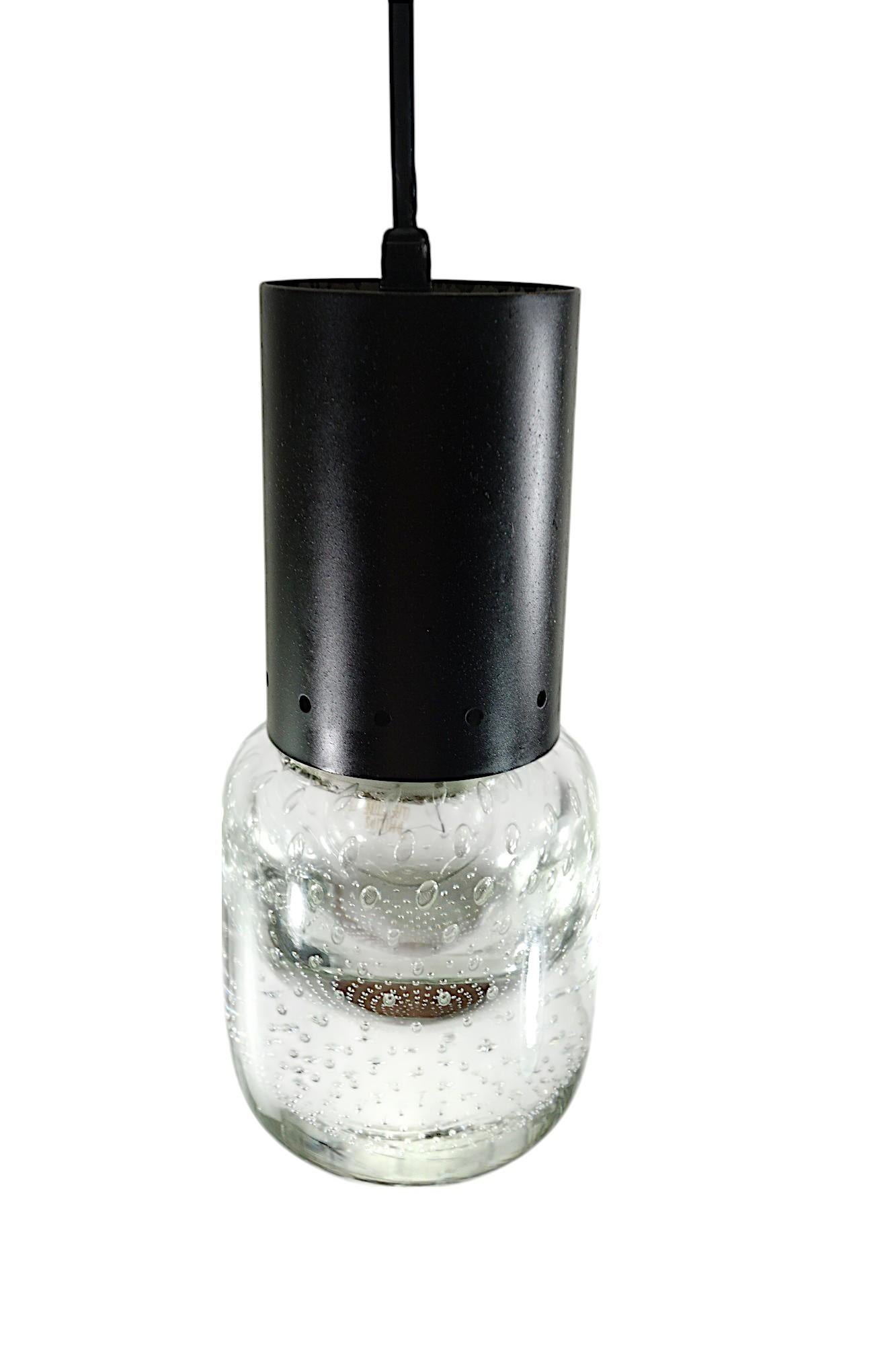 Italiano 1950 Gino Sarfatti Seguso Lampada a soffitto a sospensione in vetro di Murano e metallo nero Set di 2 in vendita